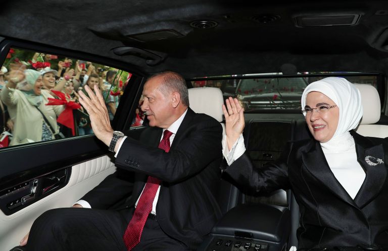 Türgi president Recep Tayyip Erdoğan saabumas koos abikaasa Emine Erdoğaniga parlamenti ametivannet andma.