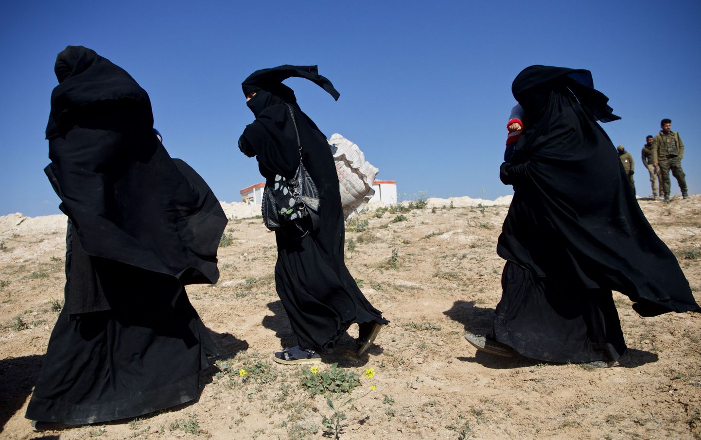 Naised pagemas ISISe viimasest kantsist Baghouzist Süürias.