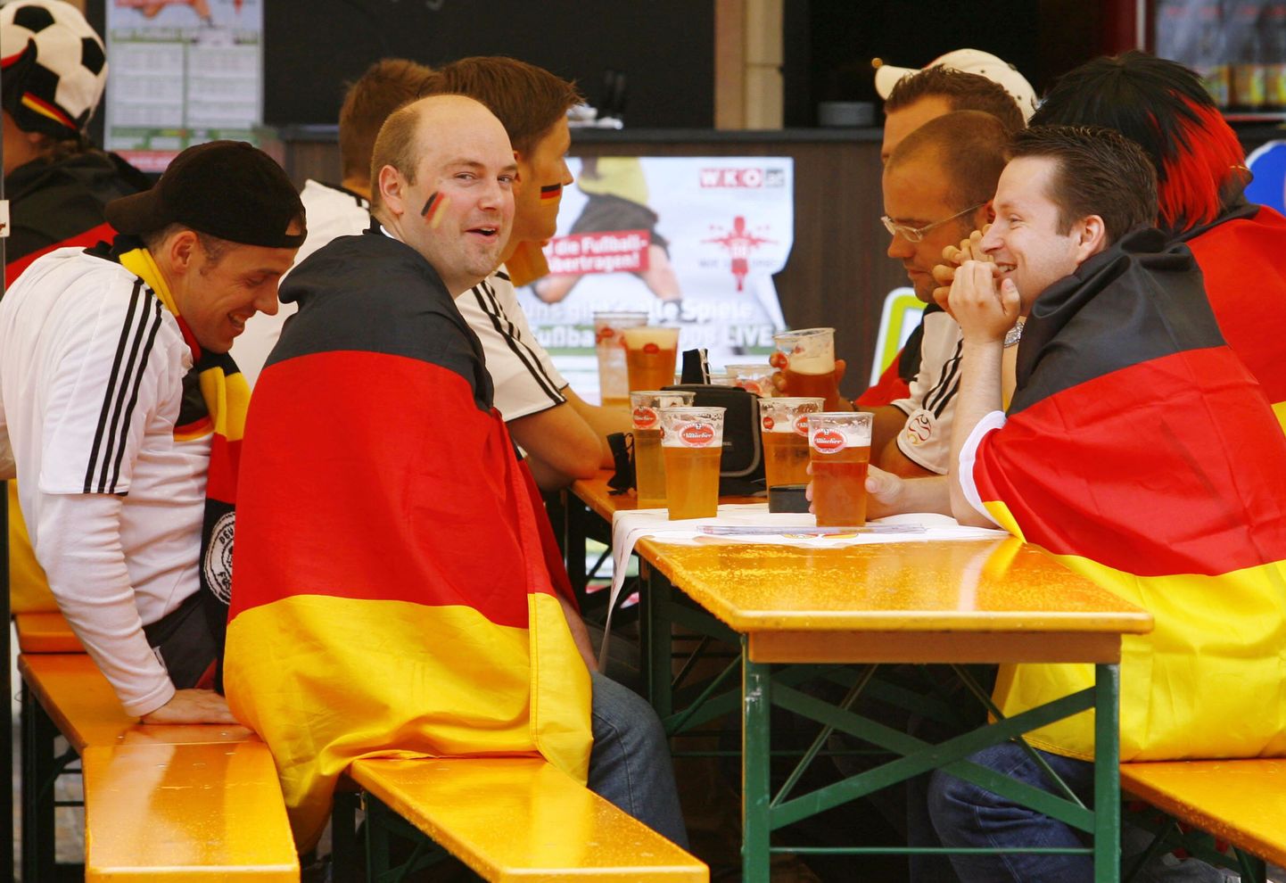Saksamaa jalgpallifännid kosutavad enne kohtumist Horvaatiaga ennast toobi õllega.