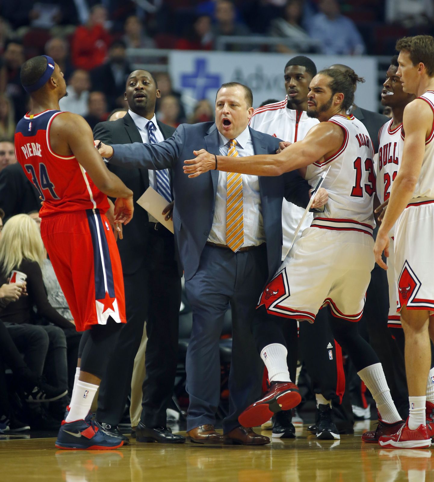 Chicago Bullsi peatreener Tom Thibodeau Paul Pierce'i (vasakul) ja Joakim Noah'd lahutamas.