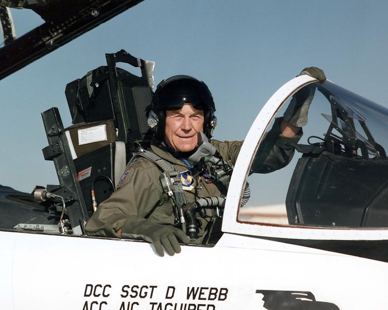 Charles Elwood «Chuck»Yeager 1995. aastal hävituslennuki McDonnel Douglas F-15 kokpitis.