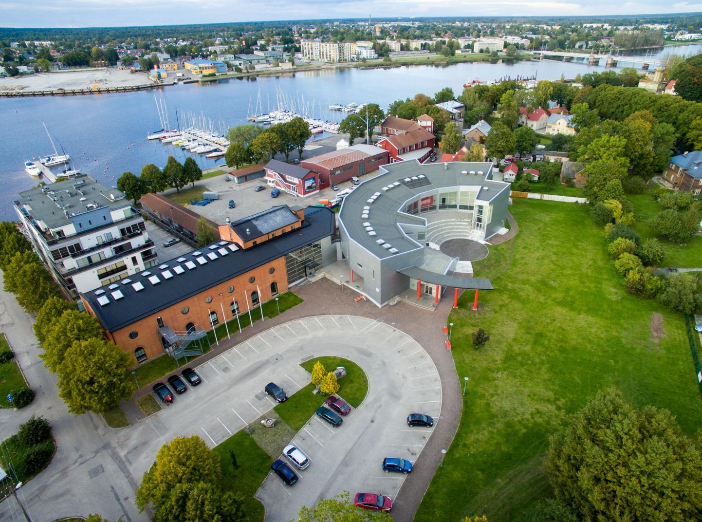 Suvepealinlased saavad avalduse ja lisadokumendid esitada ka Pärnu kolledžis.