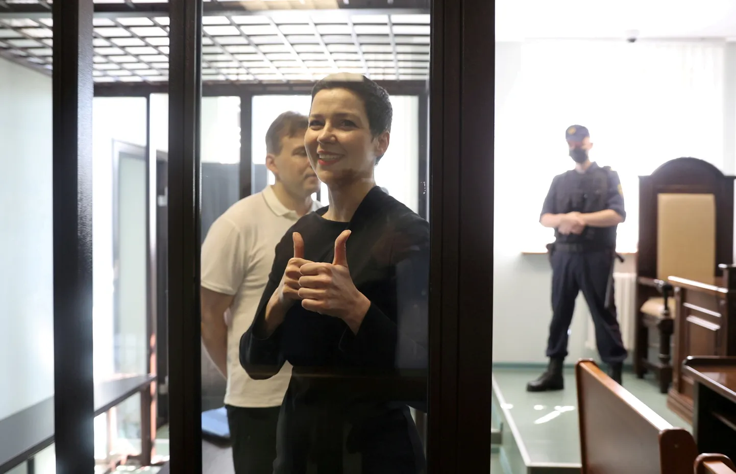 Valgevene opositsioonitegelane Maria Kalesnikava ja tema advokaat Maksim Znak Minski kohtus.