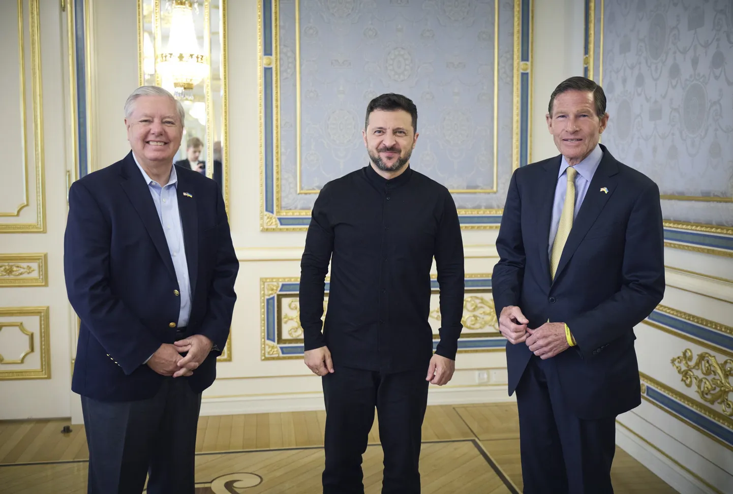 Ukrainia president Volodõmõr Zelenskõi kohtumas USA senatorite Lindsey Grahami ja Richard Blumenthaliga mai lõpus Kiievis.