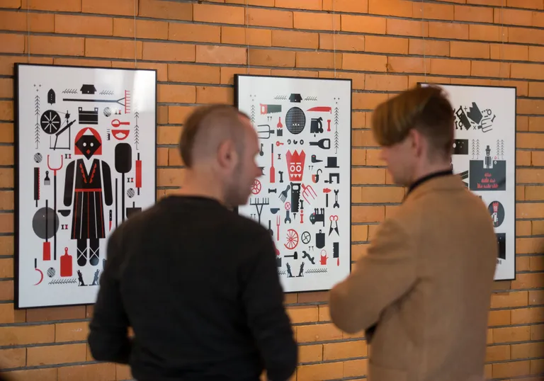 Huvilised koomiksinäitusel uudistamas.