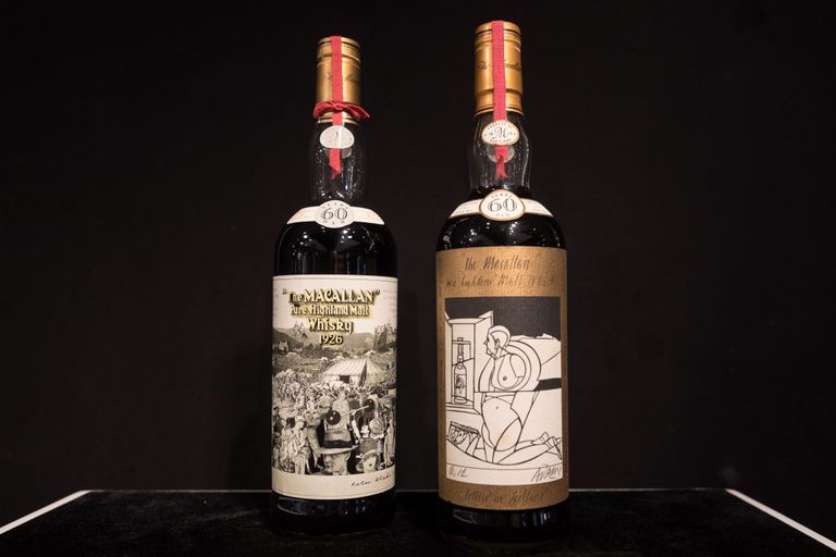 Macallan 60-aastased viskid, millest vasakul on kunstnik Peter Blake'i etiketiga pudel ja paremal kunstnik Valerio Adami etiketiga pudel