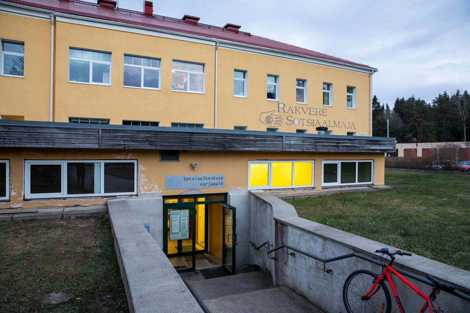 Rakvere haigla lähedal asuvas sotsiaalkeskuse varjupaigas vajab praegu ulualust kümme meest. Külm ilm ega koroona pole inimesi juurde toonud.