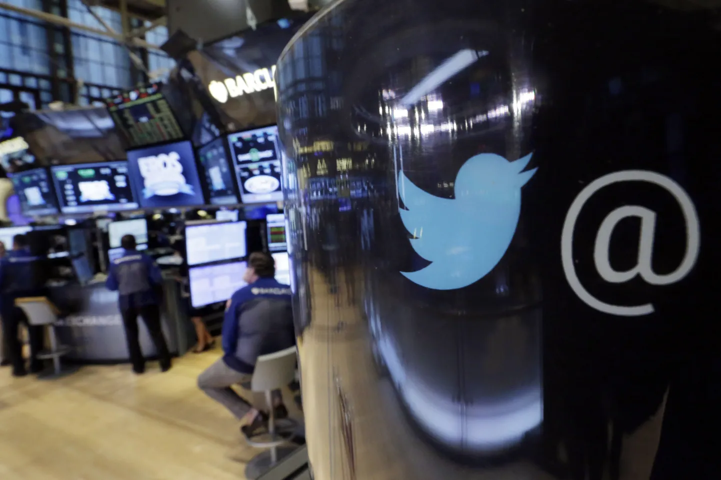 Twitteri logo telefonkabiinil New Yorgi aktsiabörsi kauplemissaalis.