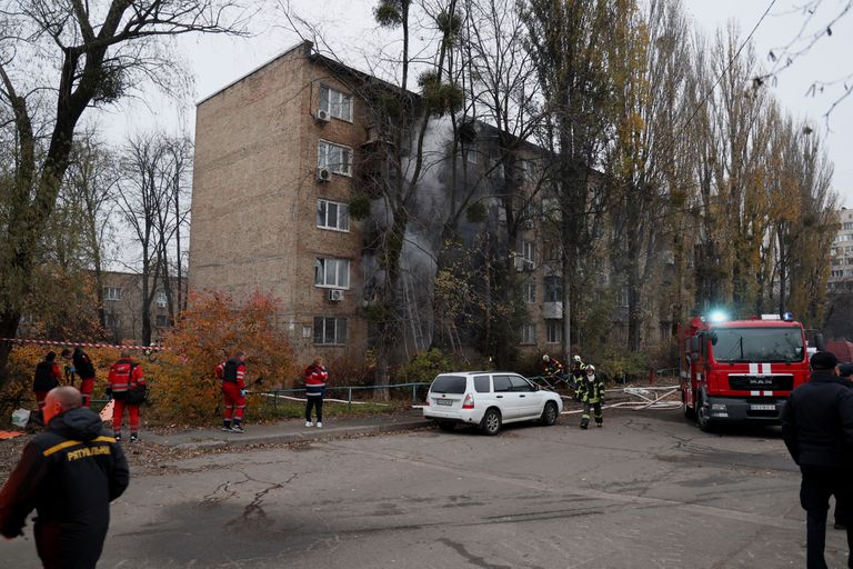 Киев. Пожарные тушат здание, загоревшееся в результате обстрела