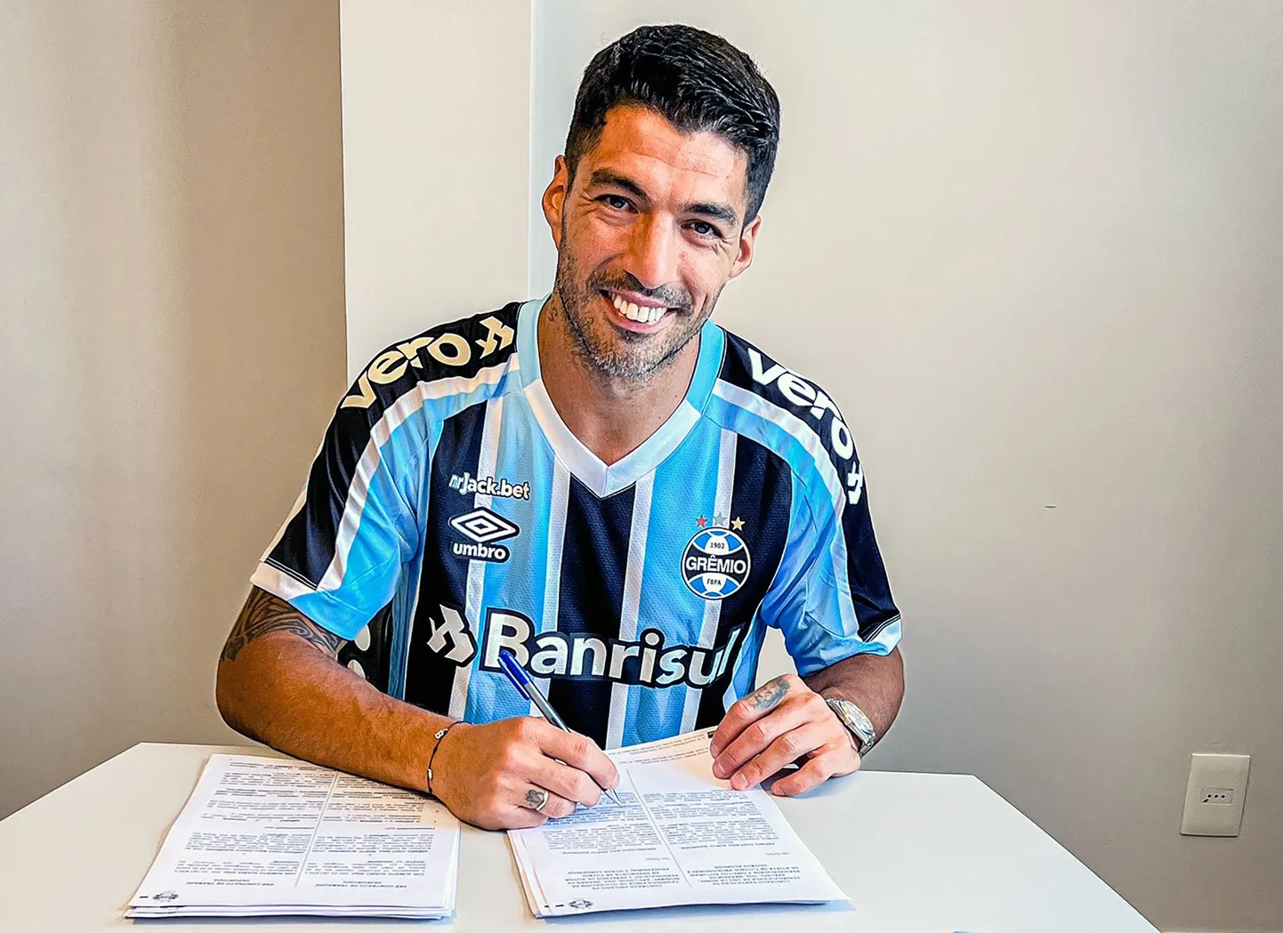 Luis Suarez allkirjastamas kaheaastast lepingut Gremioga.