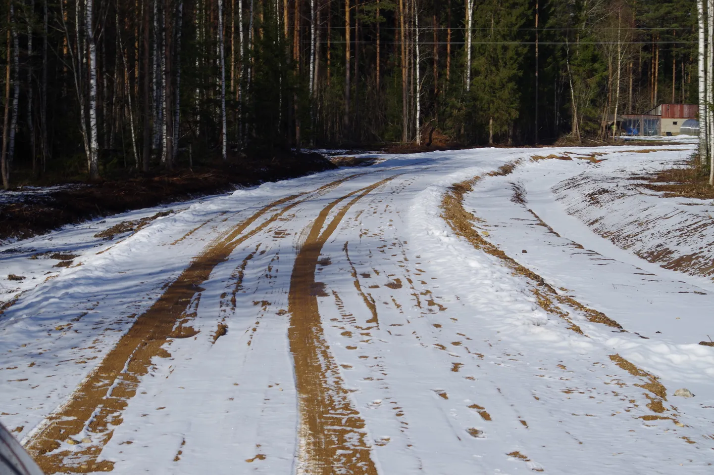 Antslas mullu valminud Posti tänava pikenduse teetamm jääb esialgu seisma, nagu see on.