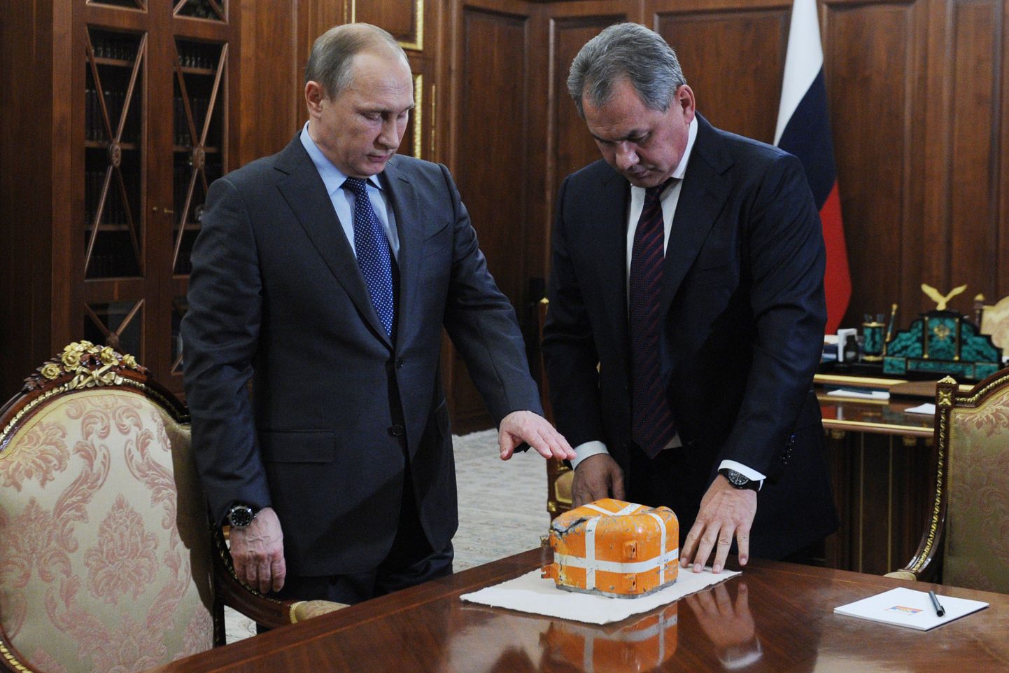 Vene president Vladimir Putin ja kaitseminister Sergei Šoigu uurivad Su-24 pardasalvestit.
