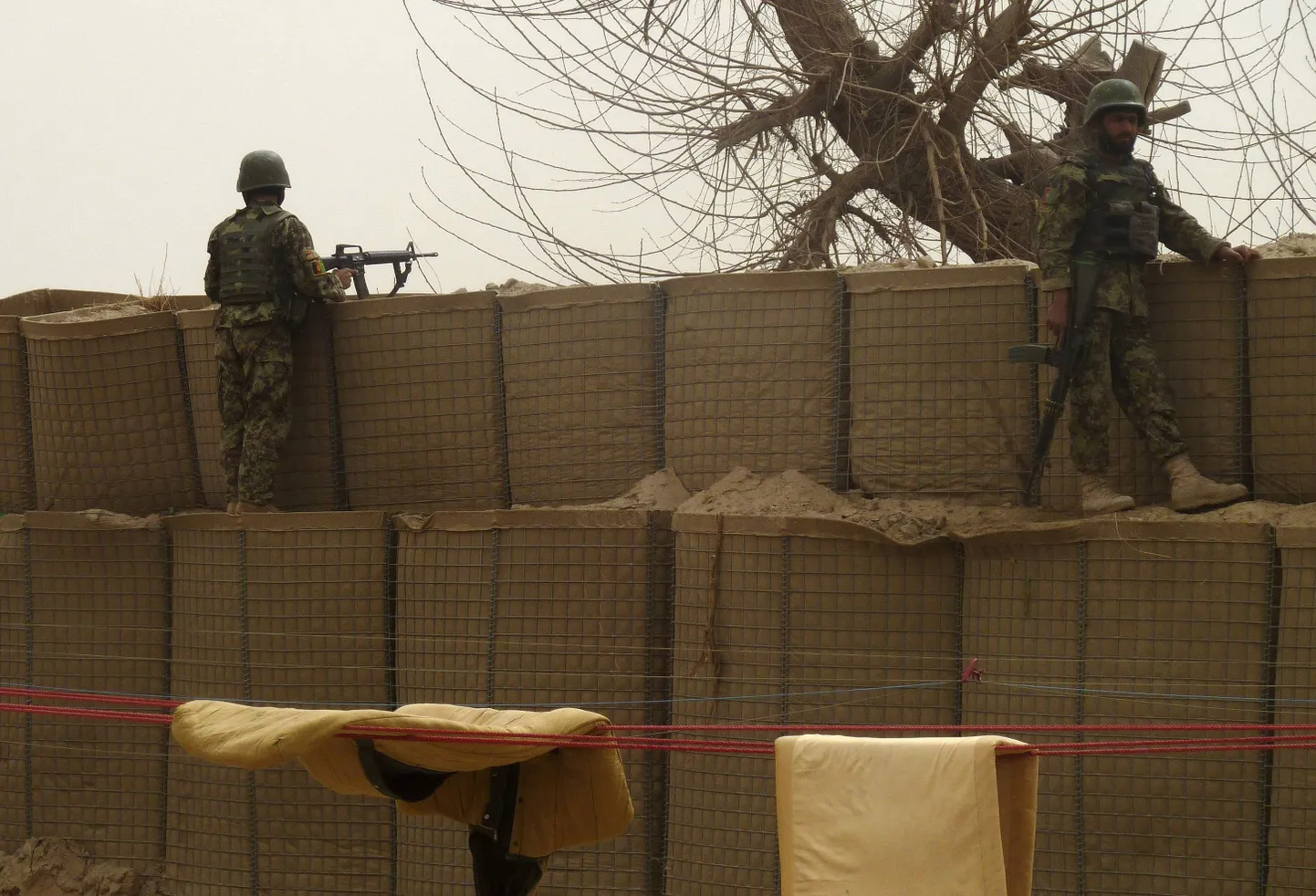 Afganistani rahvusarmee sõdurid USA sõjaväebaasis Kandahari provintsis  Panjwais, kus hoiavad ümbrusel silma peal.