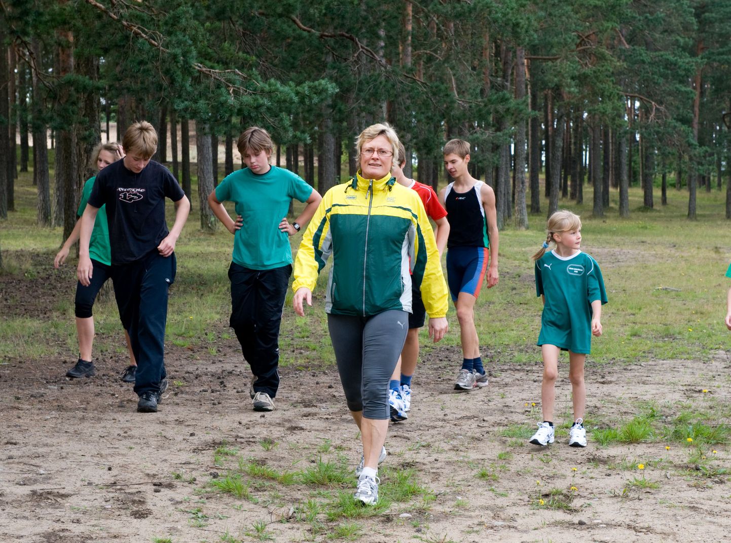 Anu Vackermann Nõmme spordiklubi lastega Nõmme mändide all harjutamas.