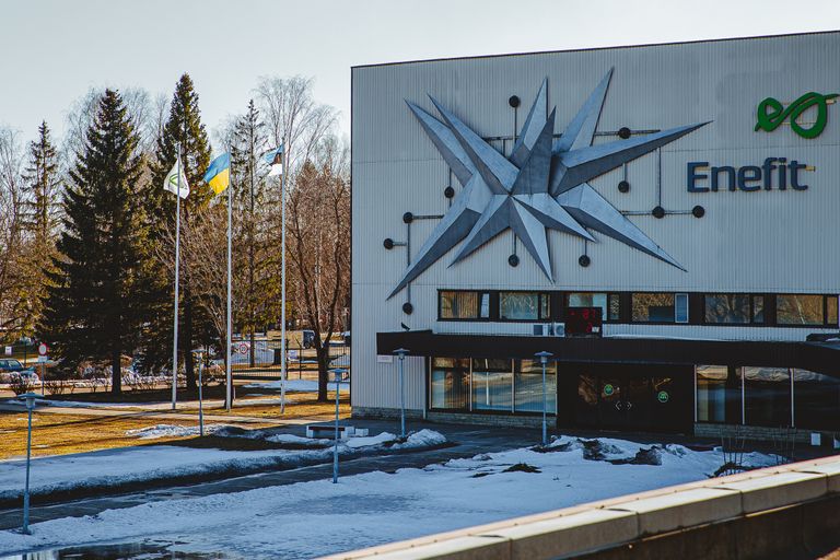 Три флага, включая украинский, реют перед центральным входом на Эстонскую электростанцию в деревне Аувере под Нарвой.