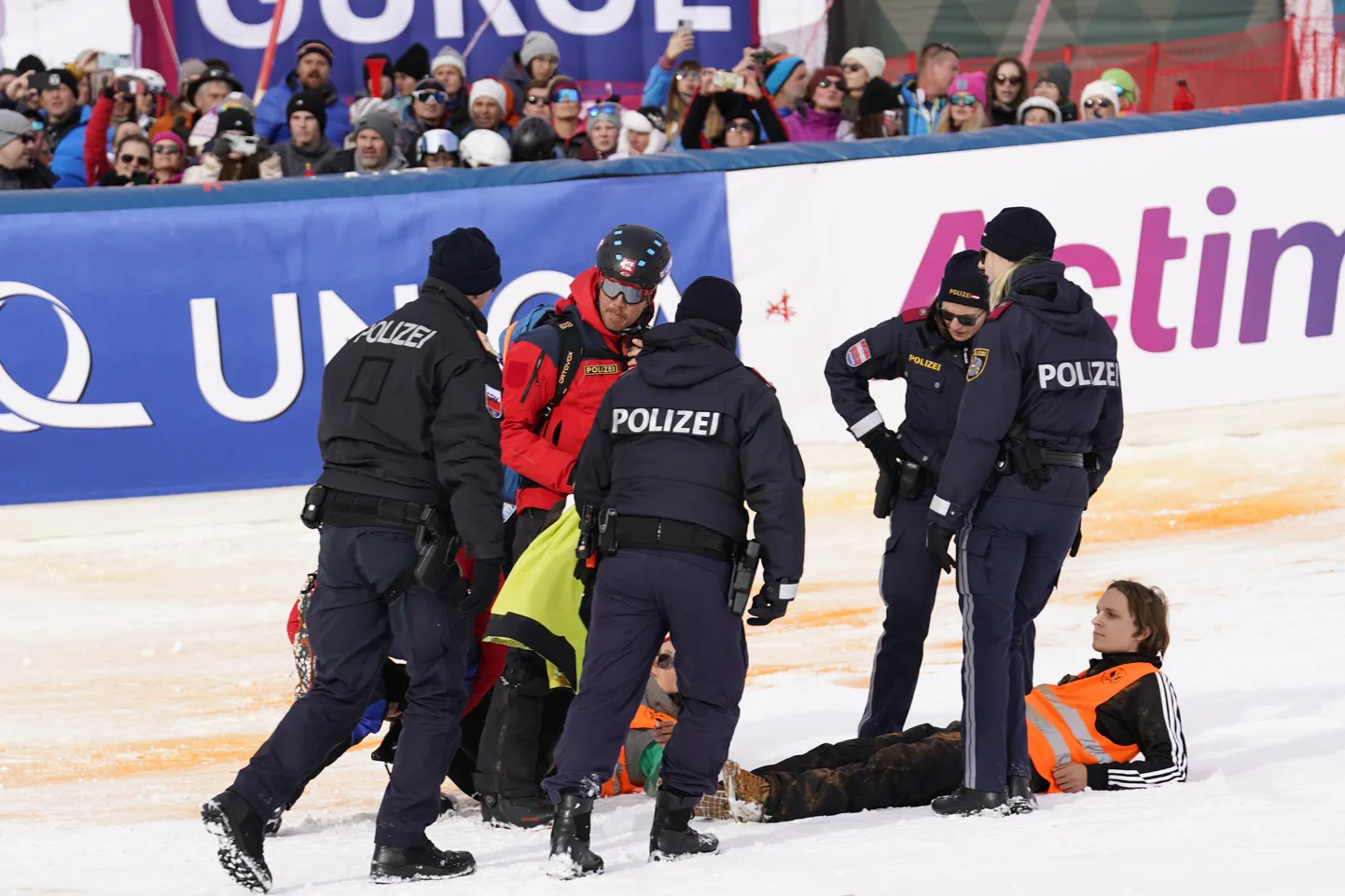 Aktivistid mäesuusatamise MK-sarja osavõistlusel Austrias.