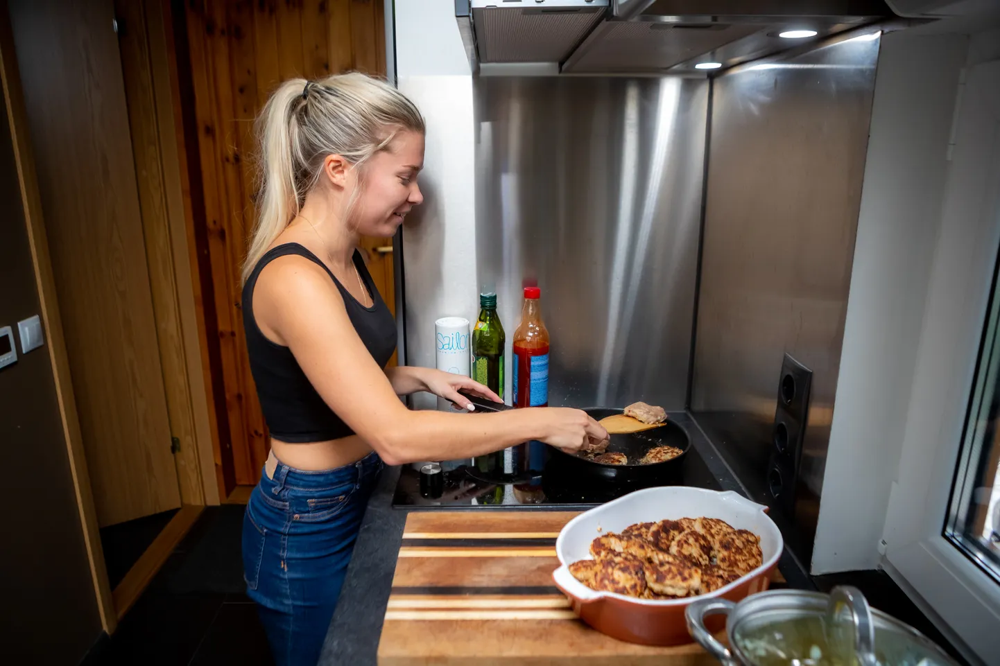 VÜRTSISÕBER: Laura Saks lisab oma kotletitainasse chillipipart ja sweet chilli kastet.