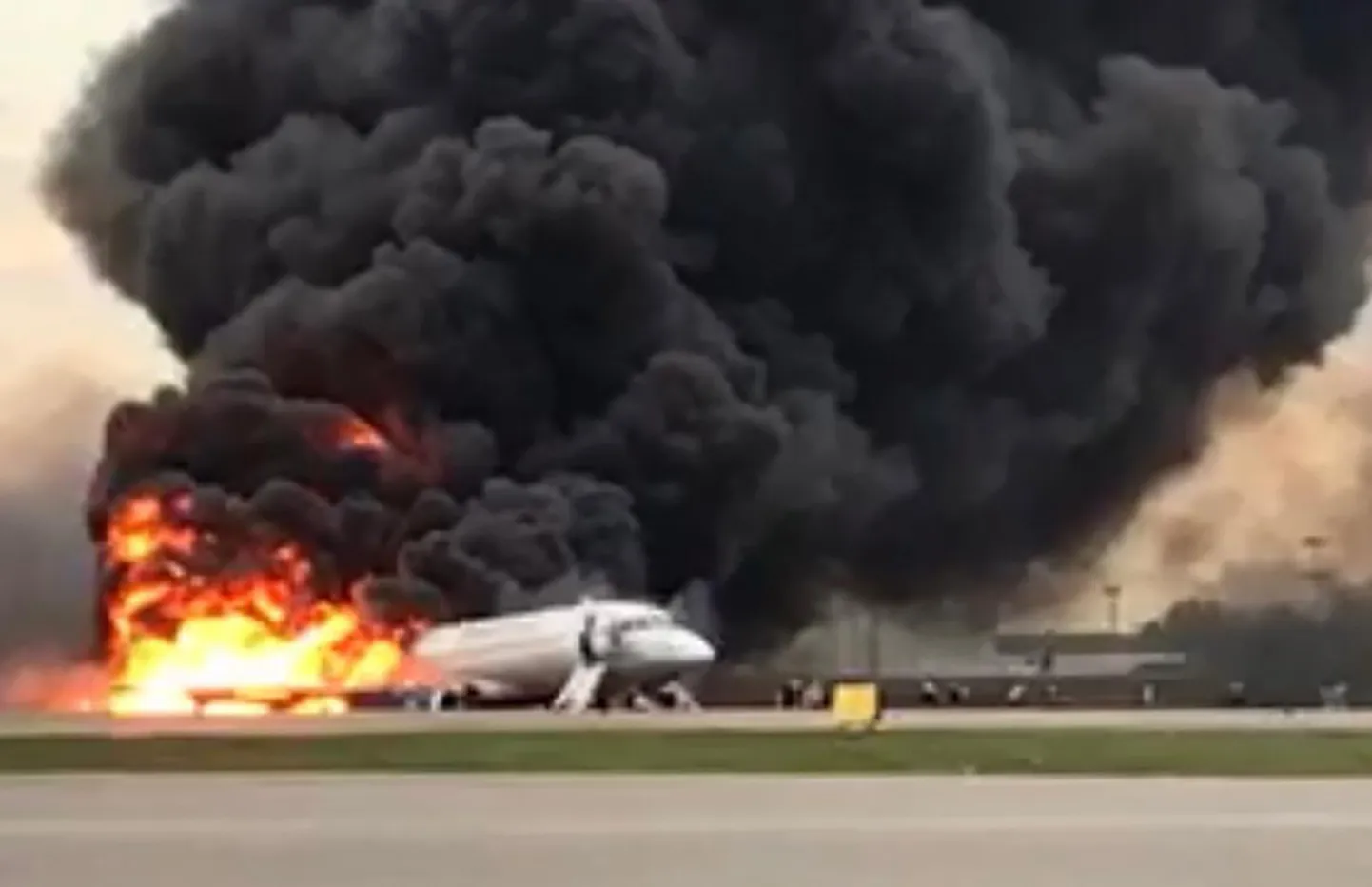 Aerofloti Suhhoi Superjet-100 süttis hädamaandumisel