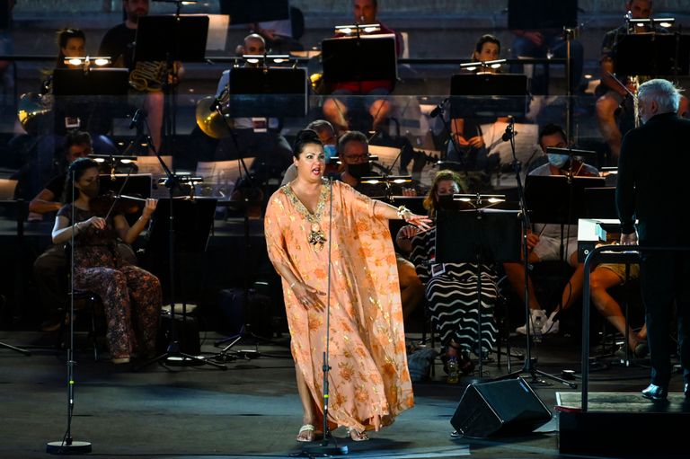 Venelannast sopran Anna Netrebko esinemas 8. juulil 2021 Kreekas Ateenas ooperigalal