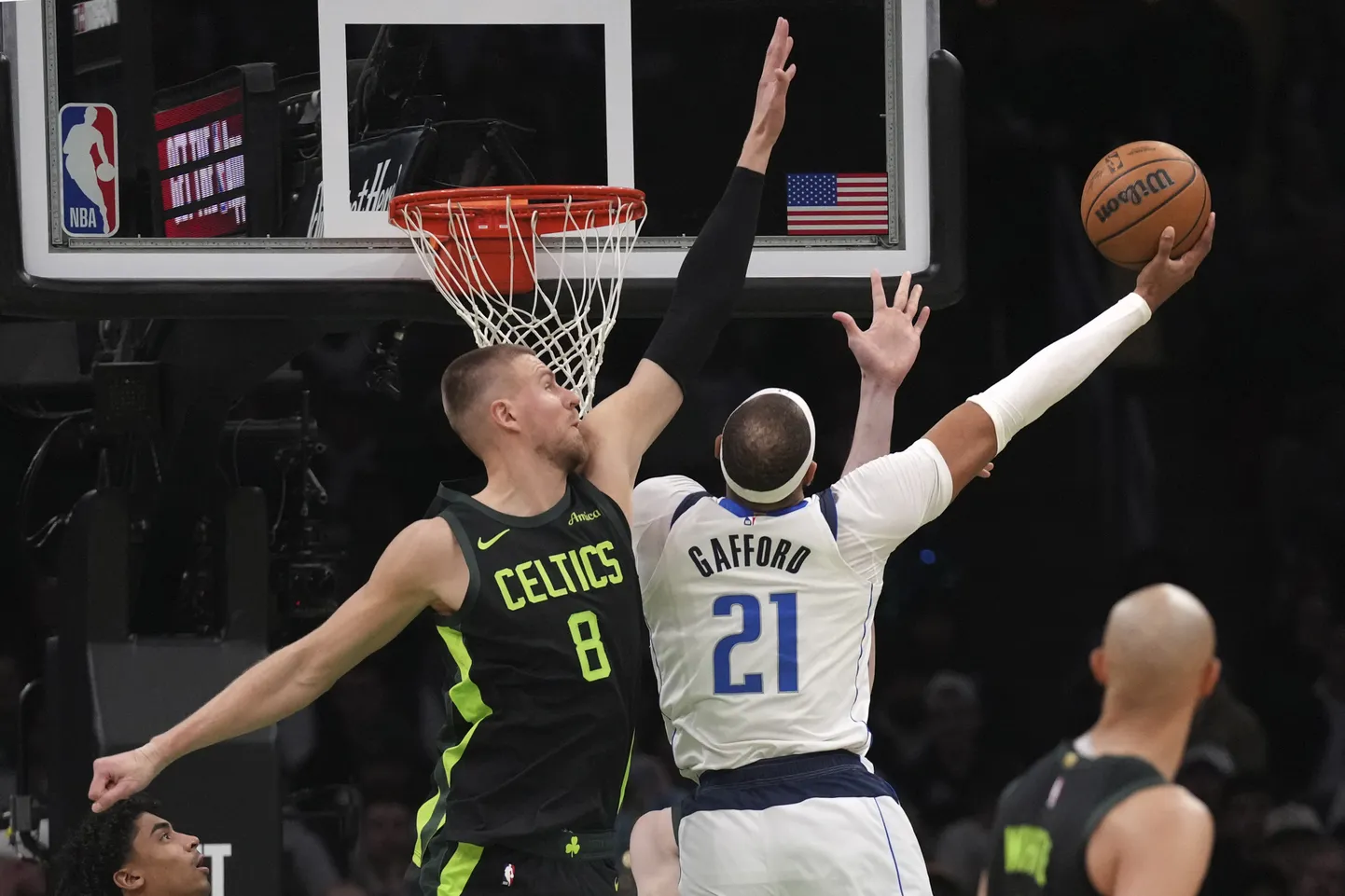 Latvijas basketbolists Kristaps Porziņģis aizsardzībā