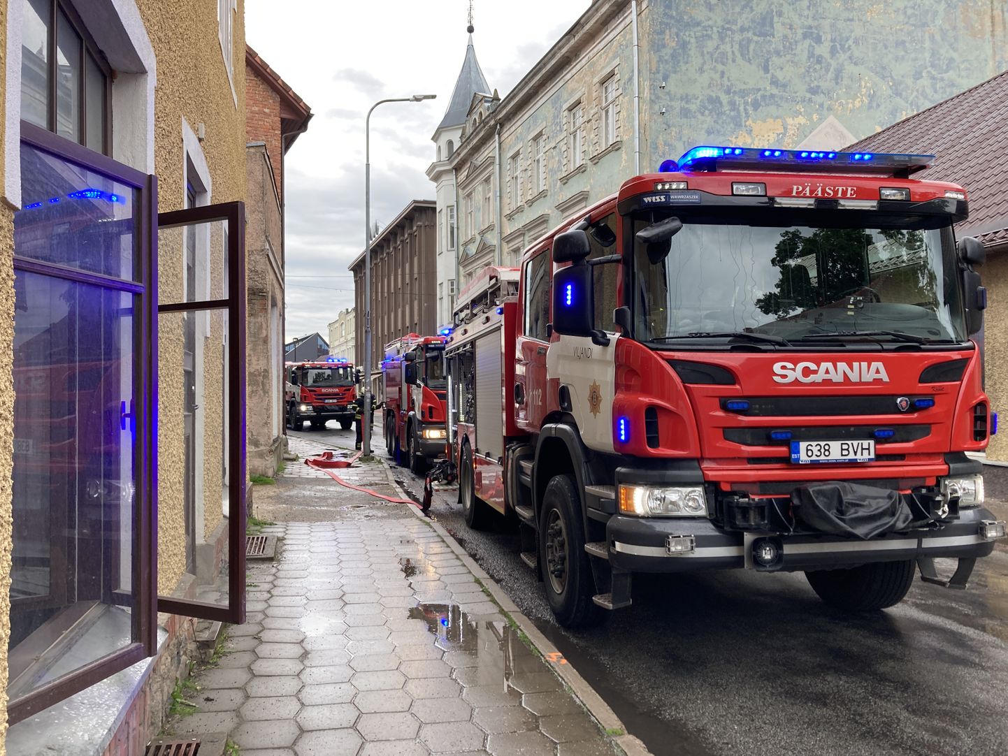 Päästjad otsisid Tartu tänava hoones tulekollet.