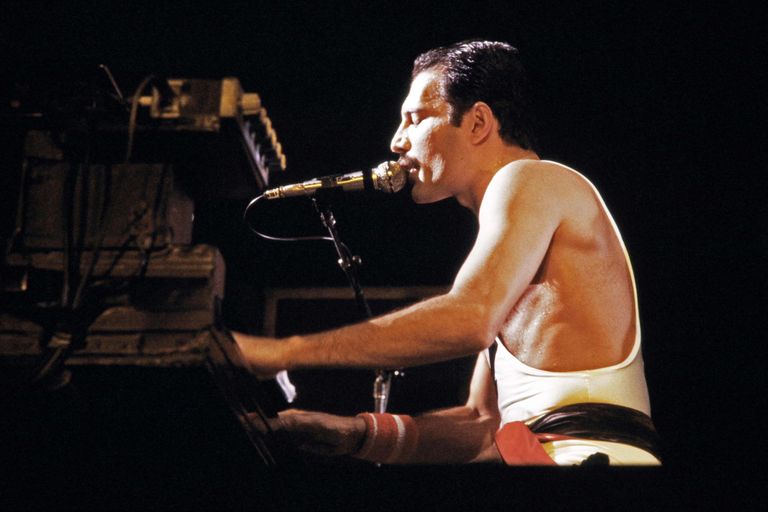 September, 1984: Freddie Mercury esinemas Queeniga.