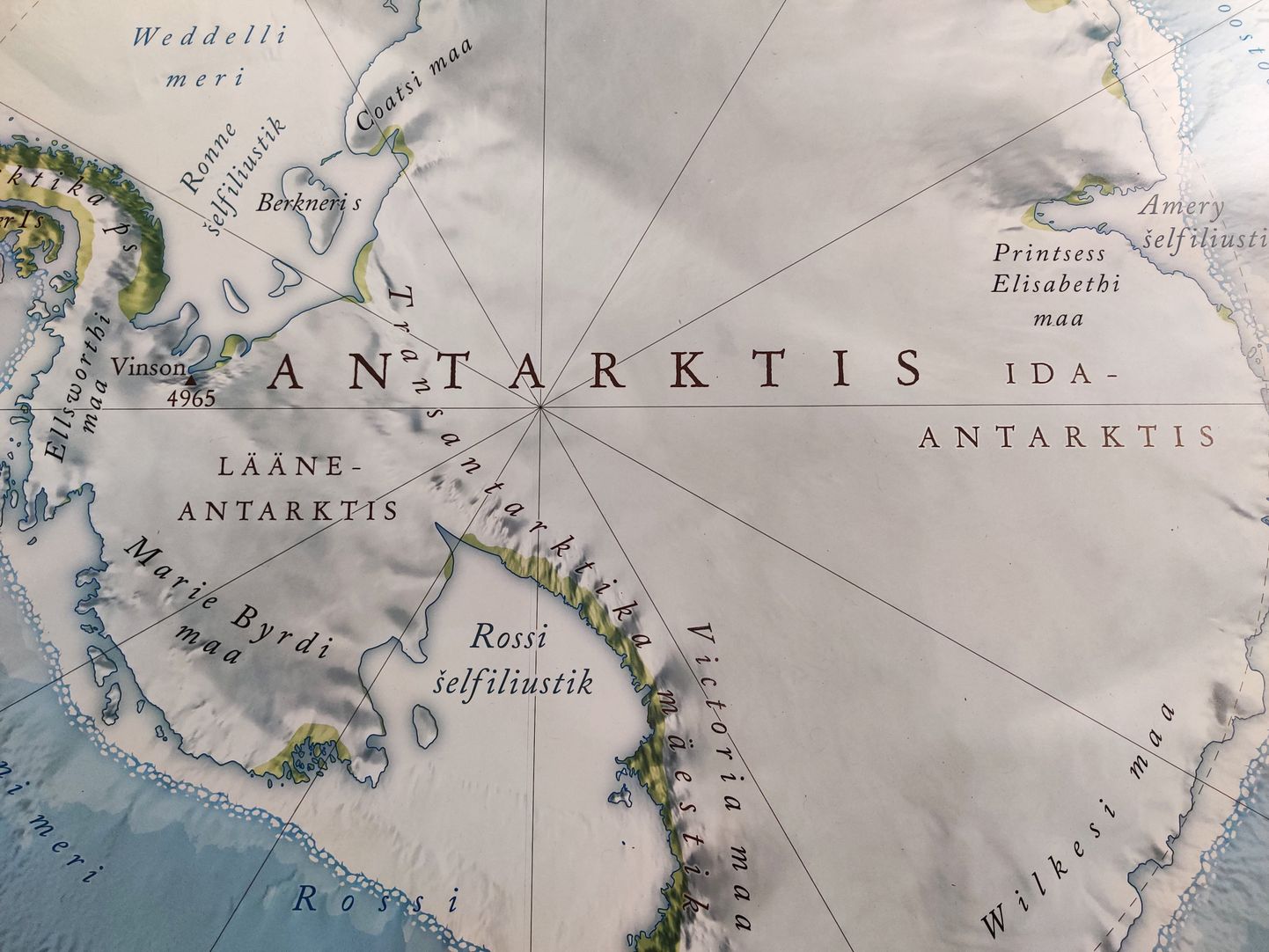 Näitus annab teada sedagi, et Antarktika koosneb lõunanabamandrist Antarktisest ja seda ümbritsevatest aladest.