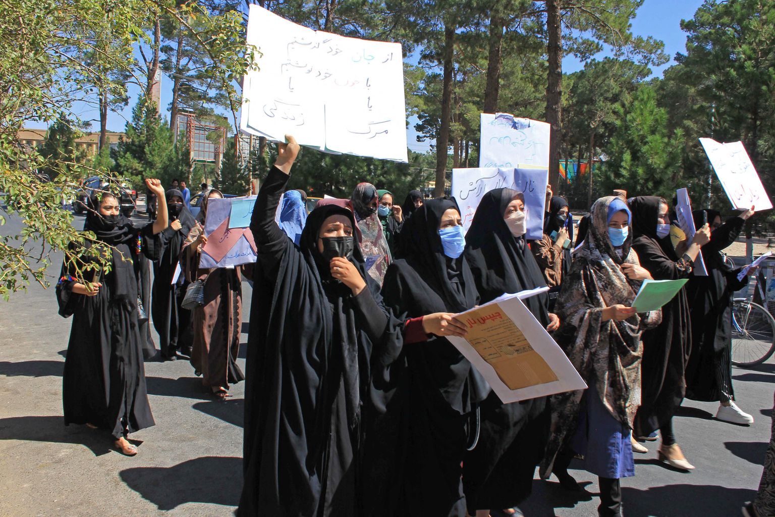 Heratis tulid afgaani naised täna välja nõudma oma õigusi.
