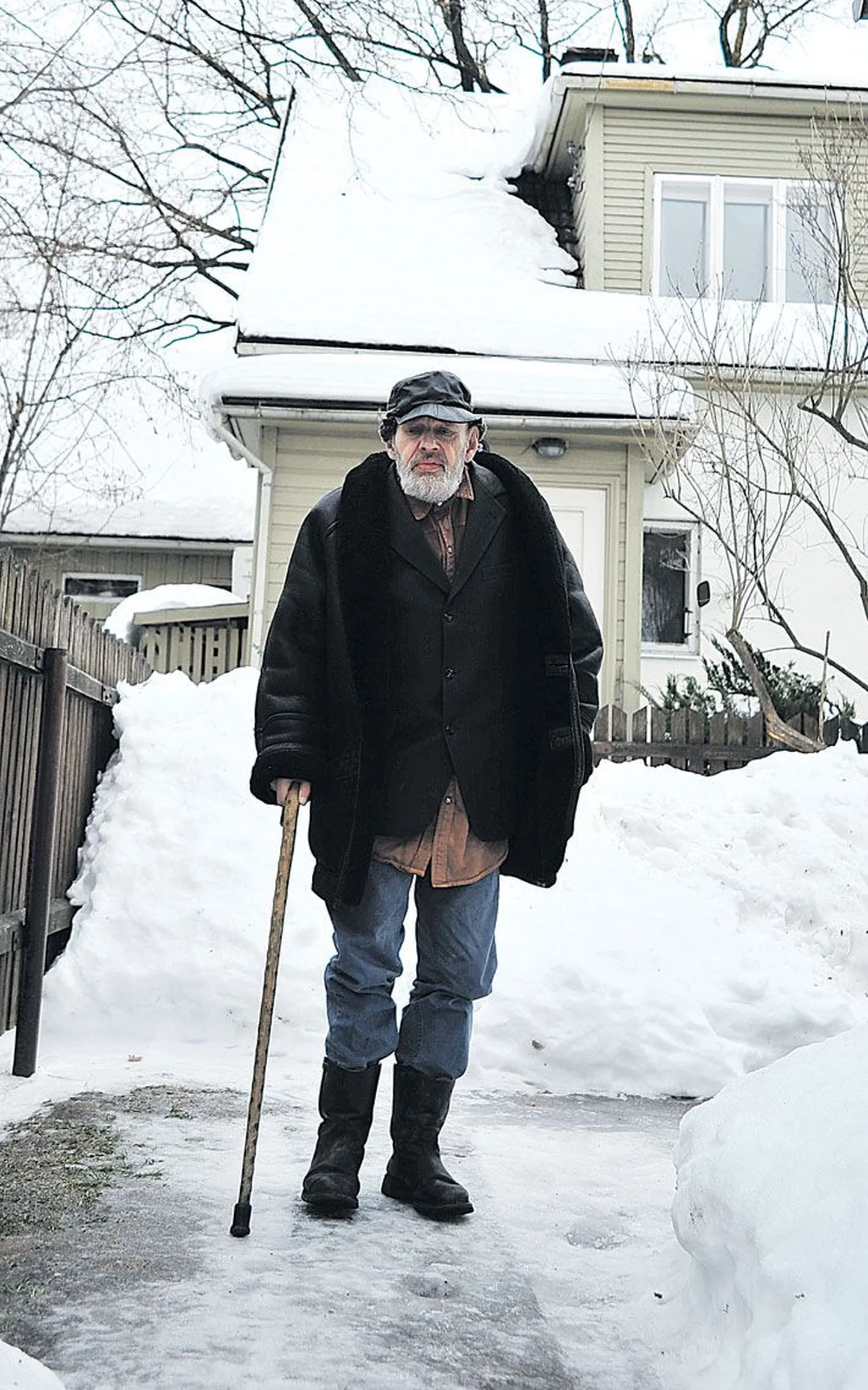 Karlovlane Aleksander Müller (63) asub oma majast Vaba 38 libedale teele pensioni järele. Käes on tal ehtsast roosipuust kepp, mille tema isa Nikolai tõi Hitleri-Saksamaalt.