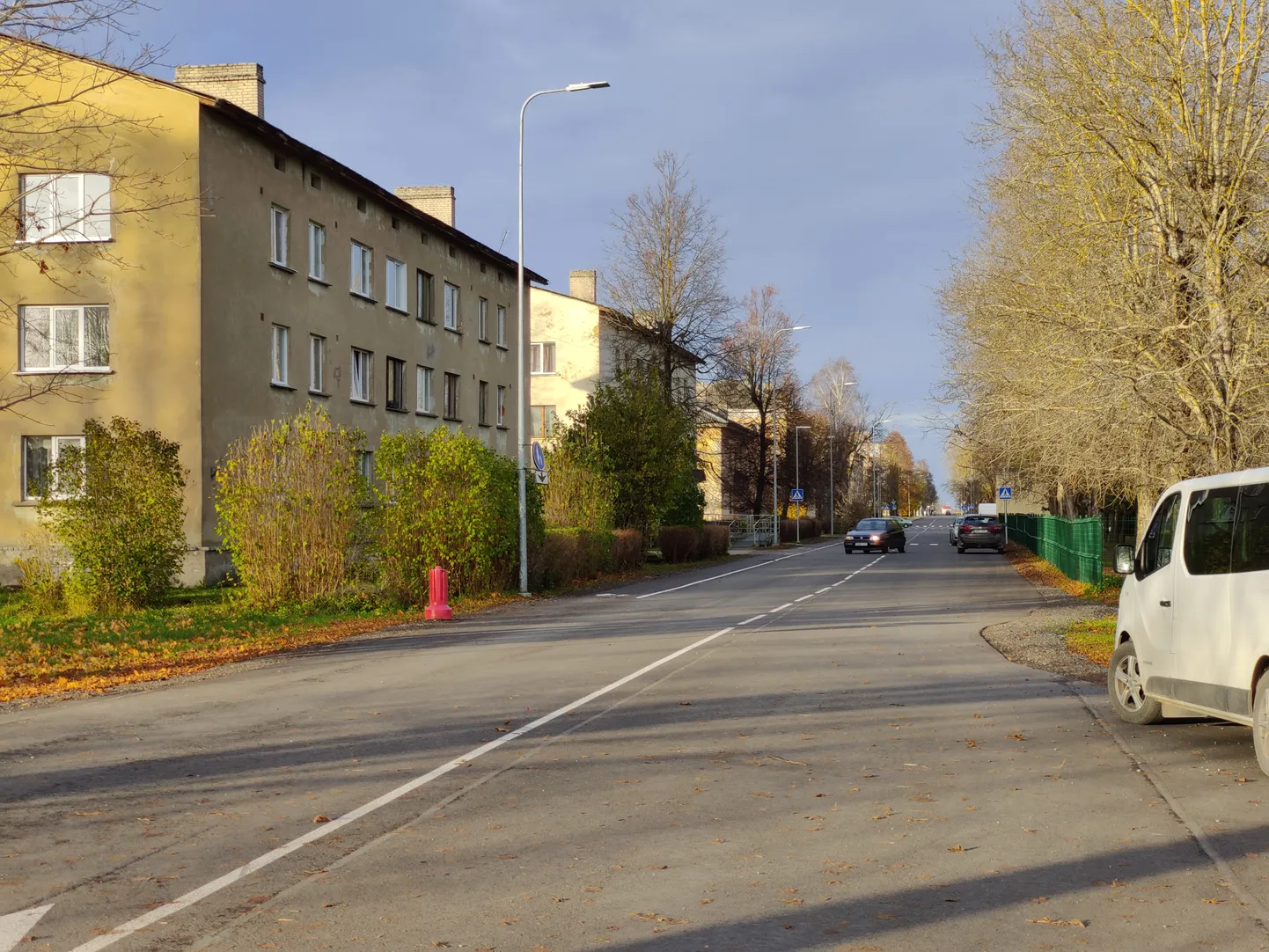 Kiviõlis paigaldati paarkümmend valgustusposti kohtadesse, kus inimesed on harjunud teed ületama, ning joonistati seal maha ka ülekäigurajad. Pildil on uus ülekäigurada Soo tänaval.