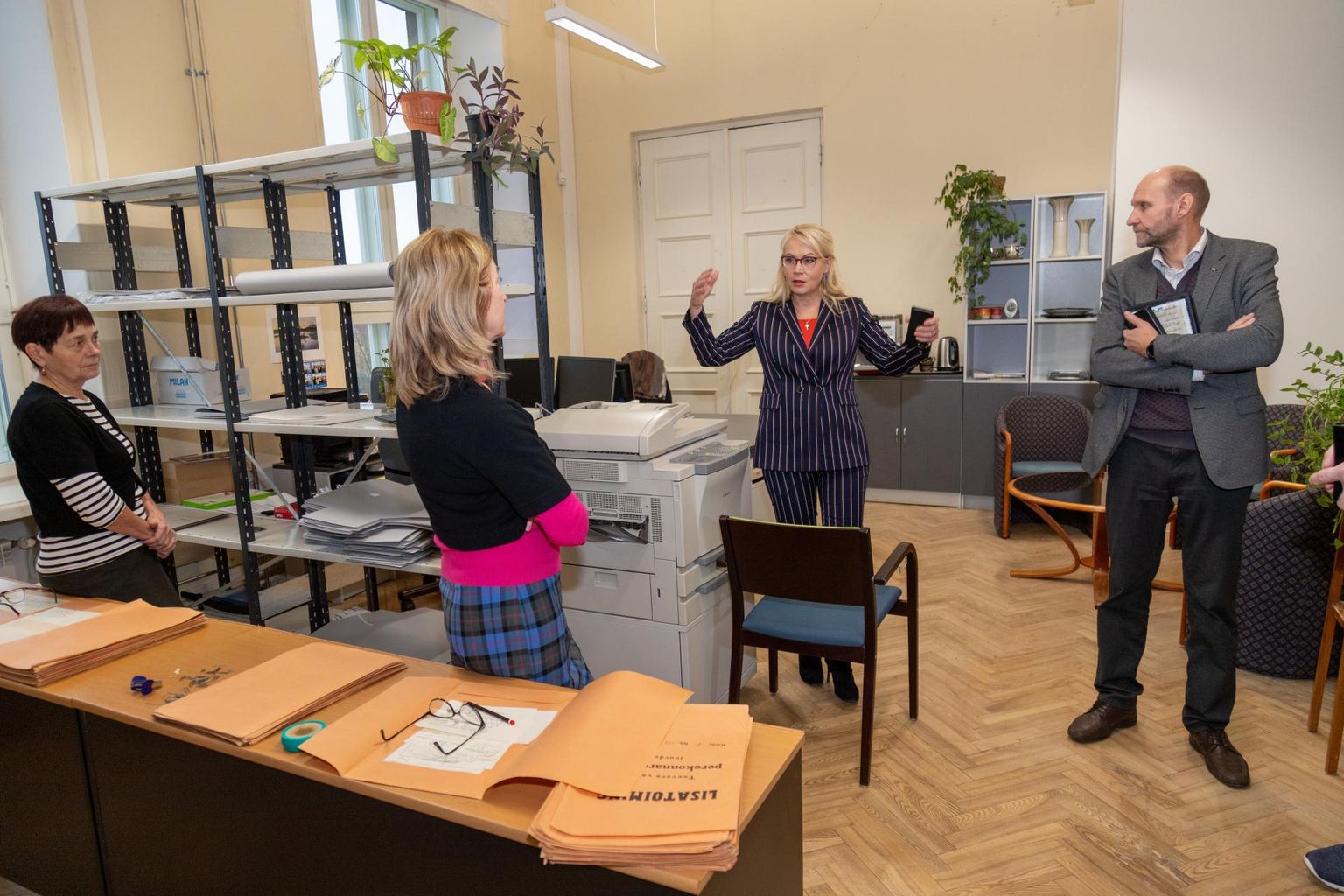 Rahvastikuminister Riina Solman on astunud rahandusministeeriumi regionaalhalduse osakonna arhiiviruumi, kuhu võib kolida kodanikuühiskonna sihtkapital. Pildil on vasakul arhivaarid Asta Viitak ja Halja Viies, paremal riigikogu liige Helir-Valdor Seeder.