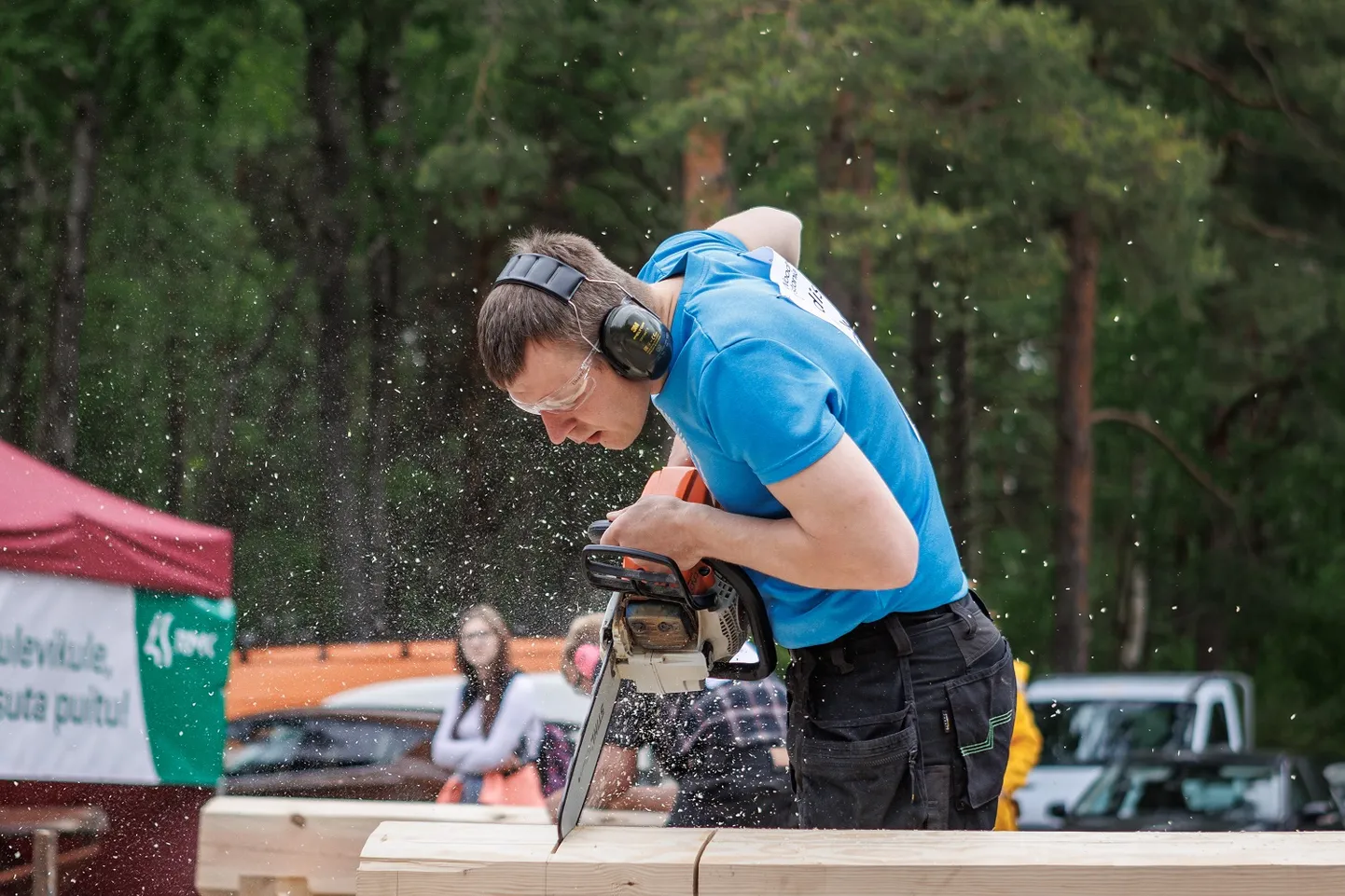 Käsitöö palkmajaehitajate kutsevõistlus 2022 Tallinnas. Pildil võistluse võitja Madis Jaaska.