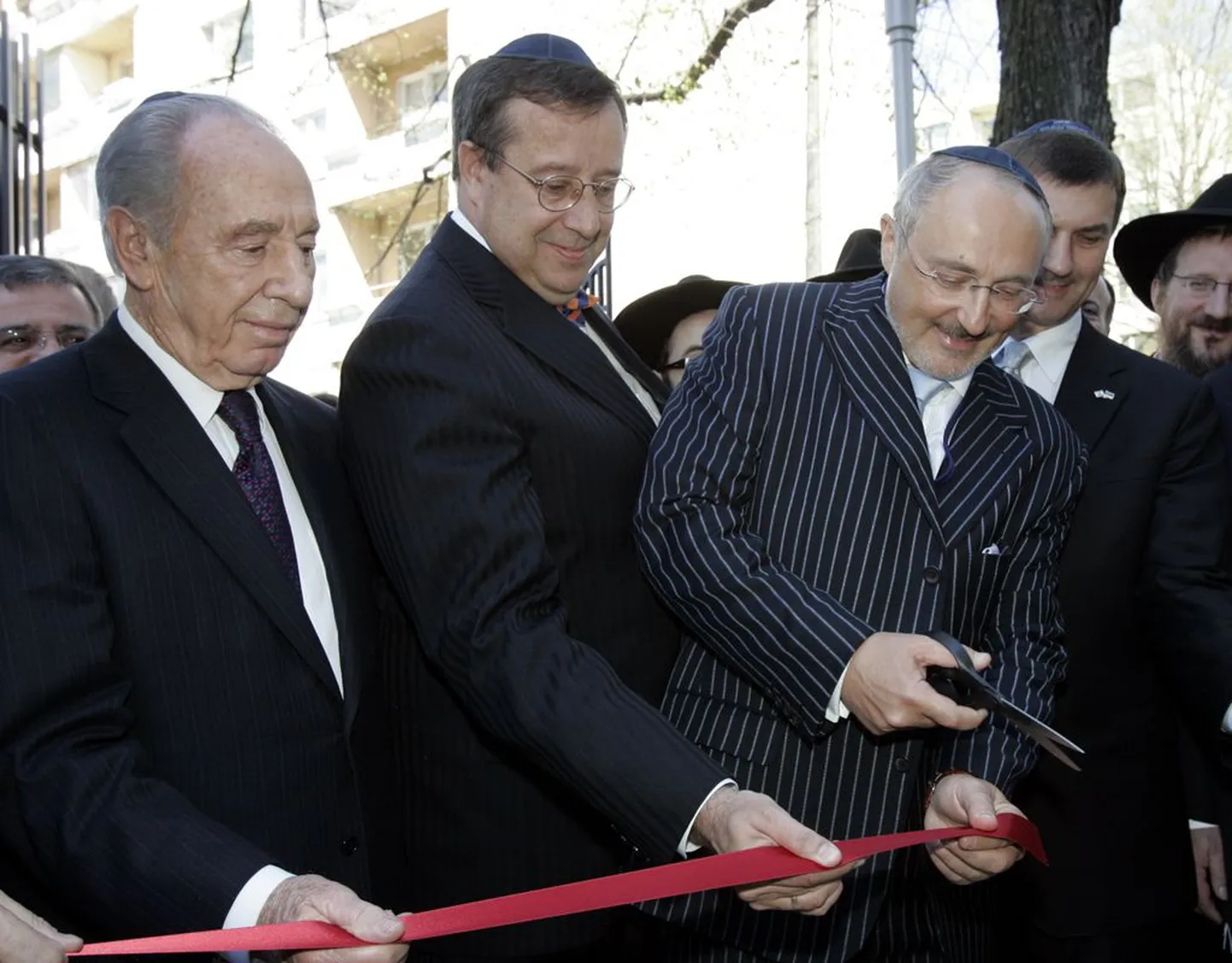 Iisreali asepeaminister Shimon Peres, Eesti president Toomas Hendrik Ilves, suurannetaja Aleksander Bronštein ja Eesti peaminister Andrus Ansip avavad 16. mail 2007 Tallinnas juudi sünagoogi.