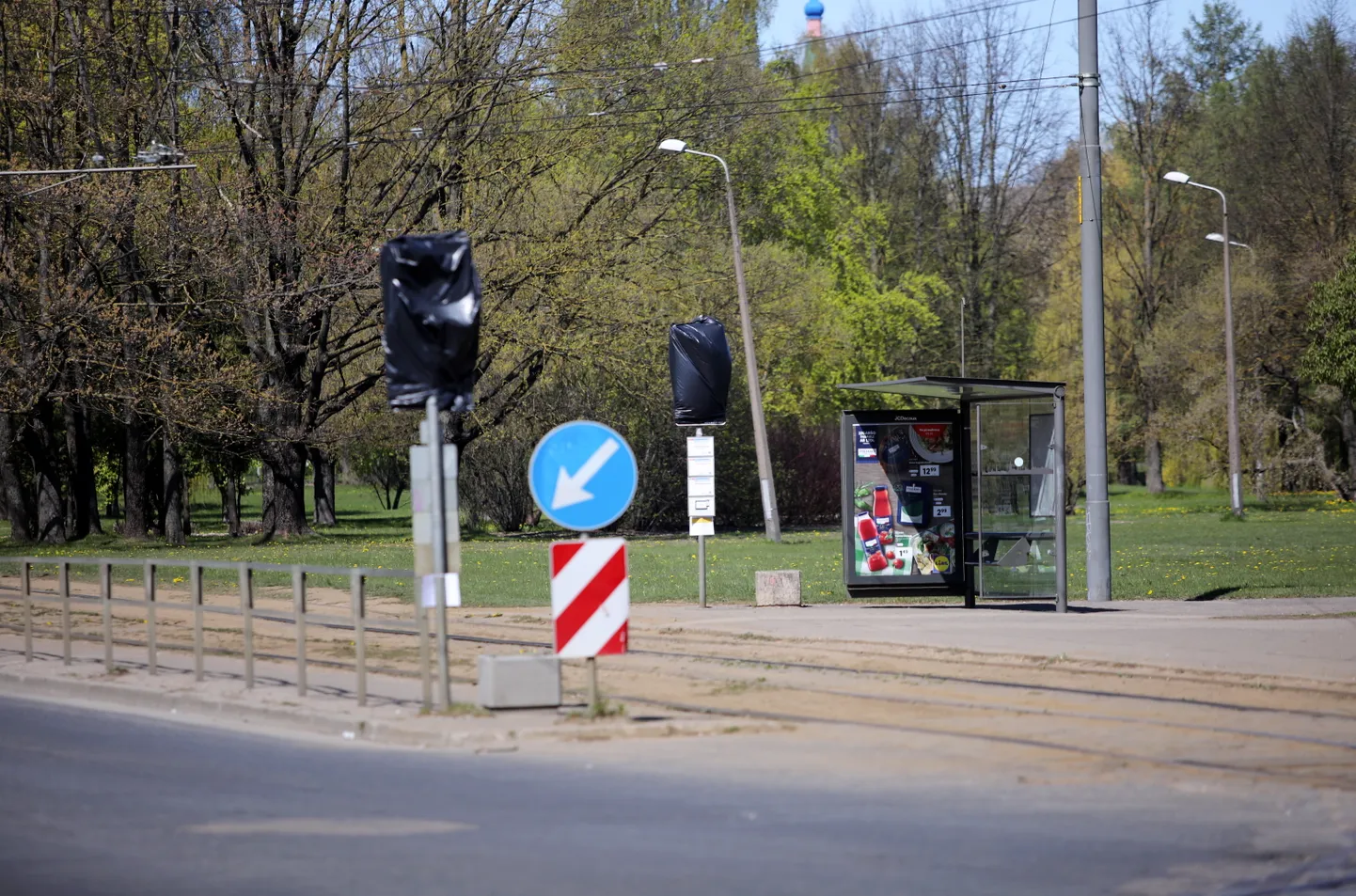 Tramvaja pietura pie Uzvaras parka Slokas ielā, kurā visas dienas garumā tramvajs nepietur, lai uzņemtu un izlaistu pasažierus.