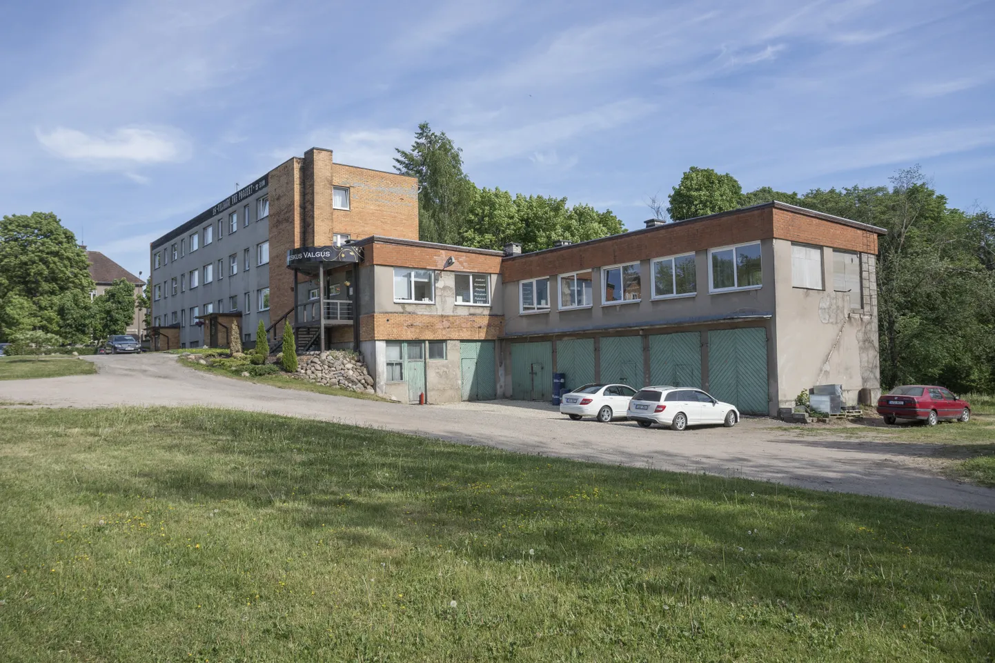 Viljandis Vaksali tänav 3a asuva maja EKE Projekti poolse madalama osa omanik oli 2016. aasta augustist 2018. aasta jaanuarini osaühing Rael, mille juhatuse esimees Raul Alliksaar ei varja, et plaanib kinnistul arendustegevust.