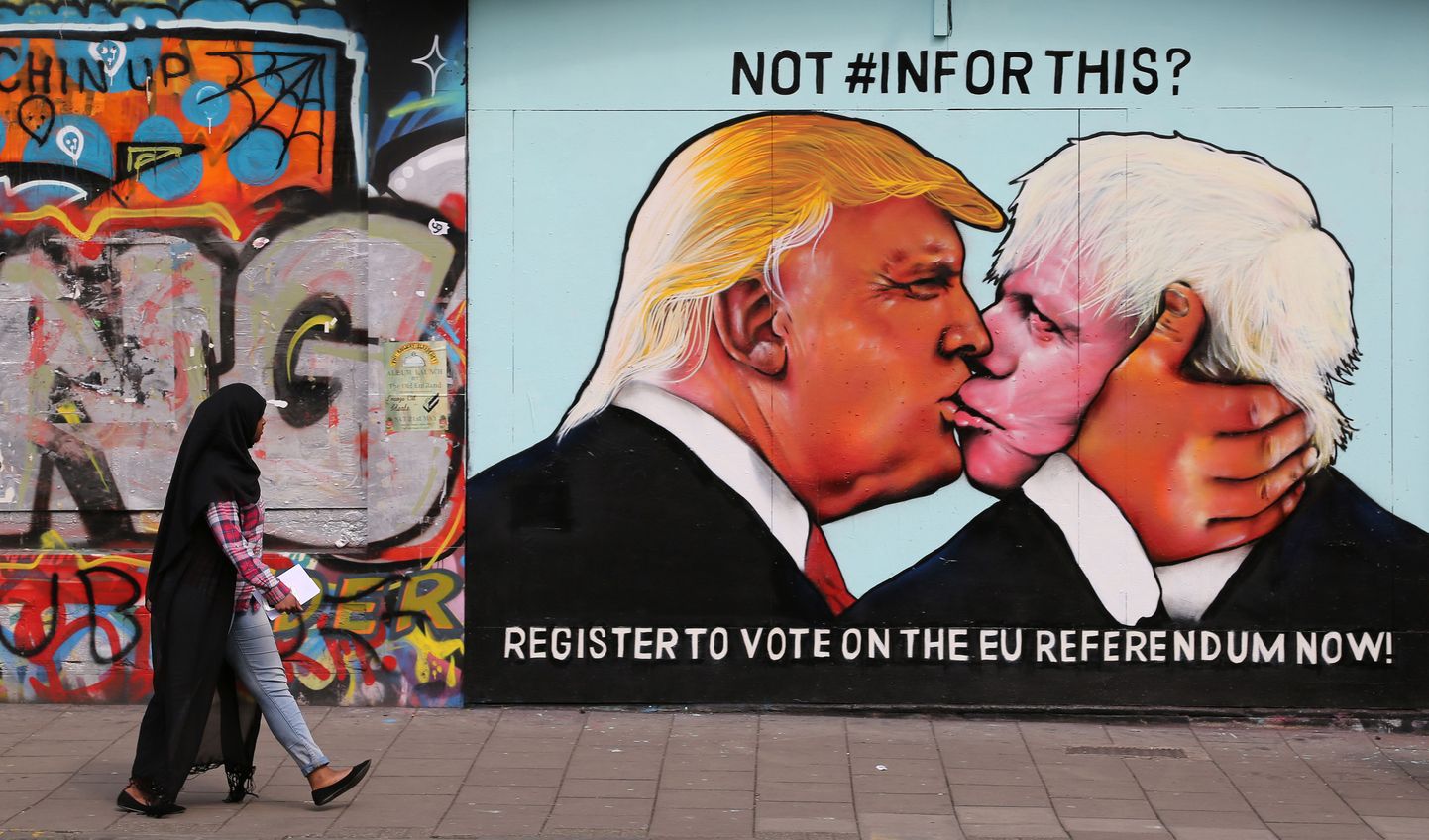 Seinamaaling, millel on kujutatud USA presidendikandidaat Donald Trump (v) ja endine Londoni linnapea ning Suurbritannia praegune välisminister Boris Johnson