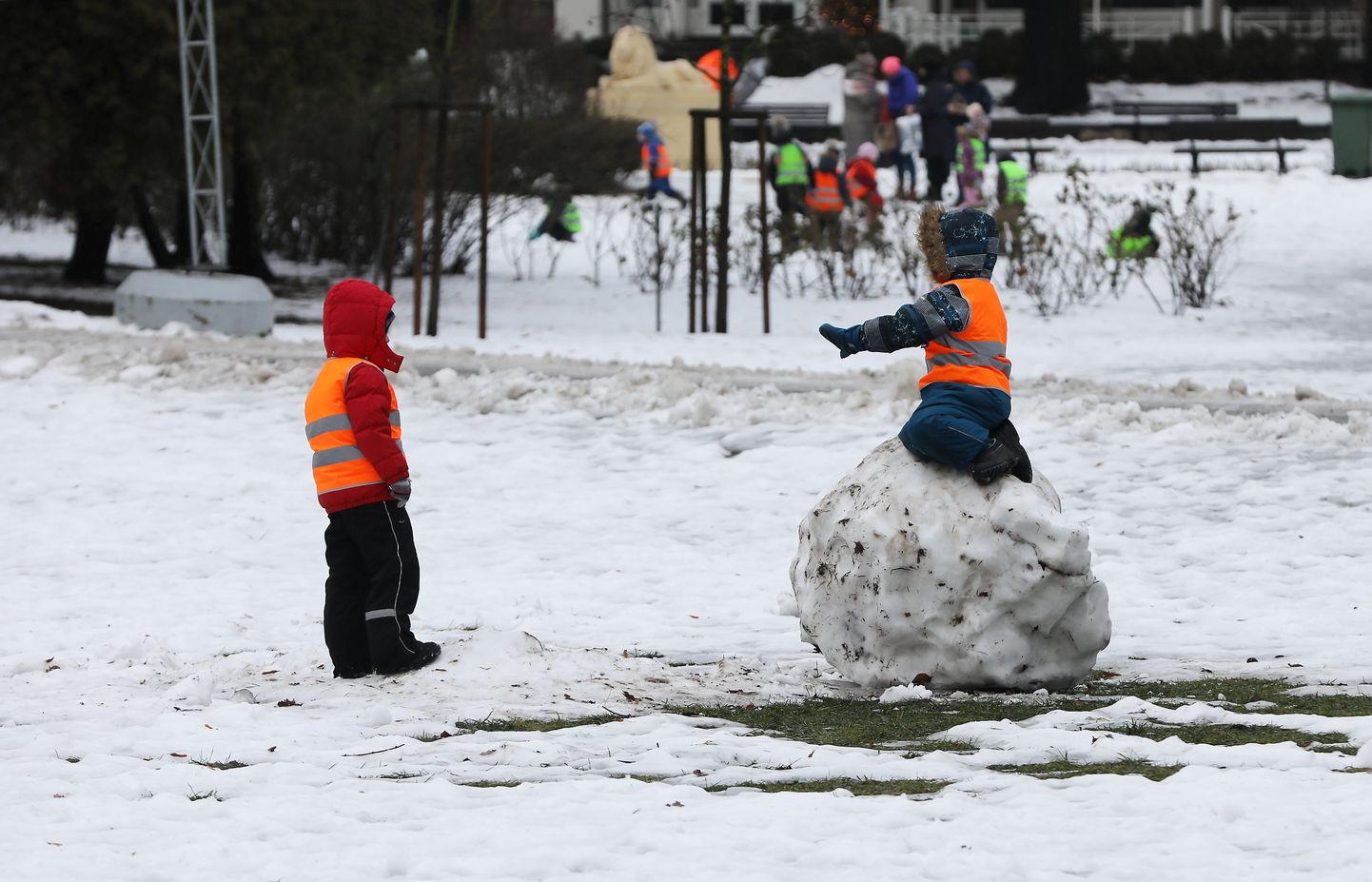 Bērni veļ sniega bumbas Vērmanes dārzā.