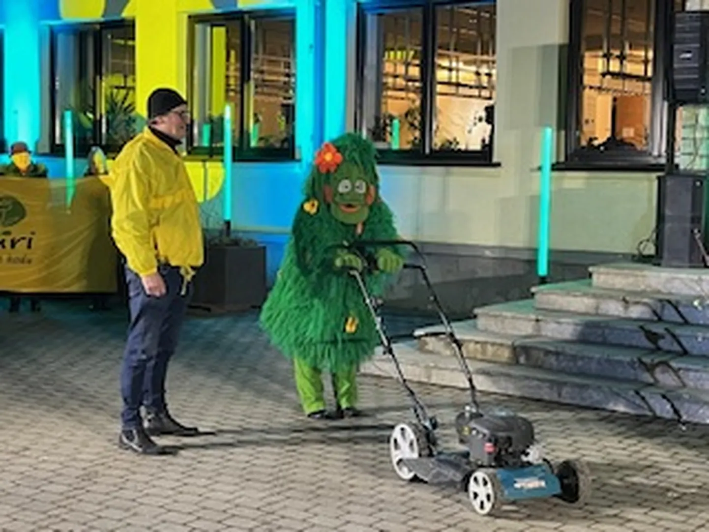 Murumoor pani kevadpealinna avamisel Türil käima muruniiduki.