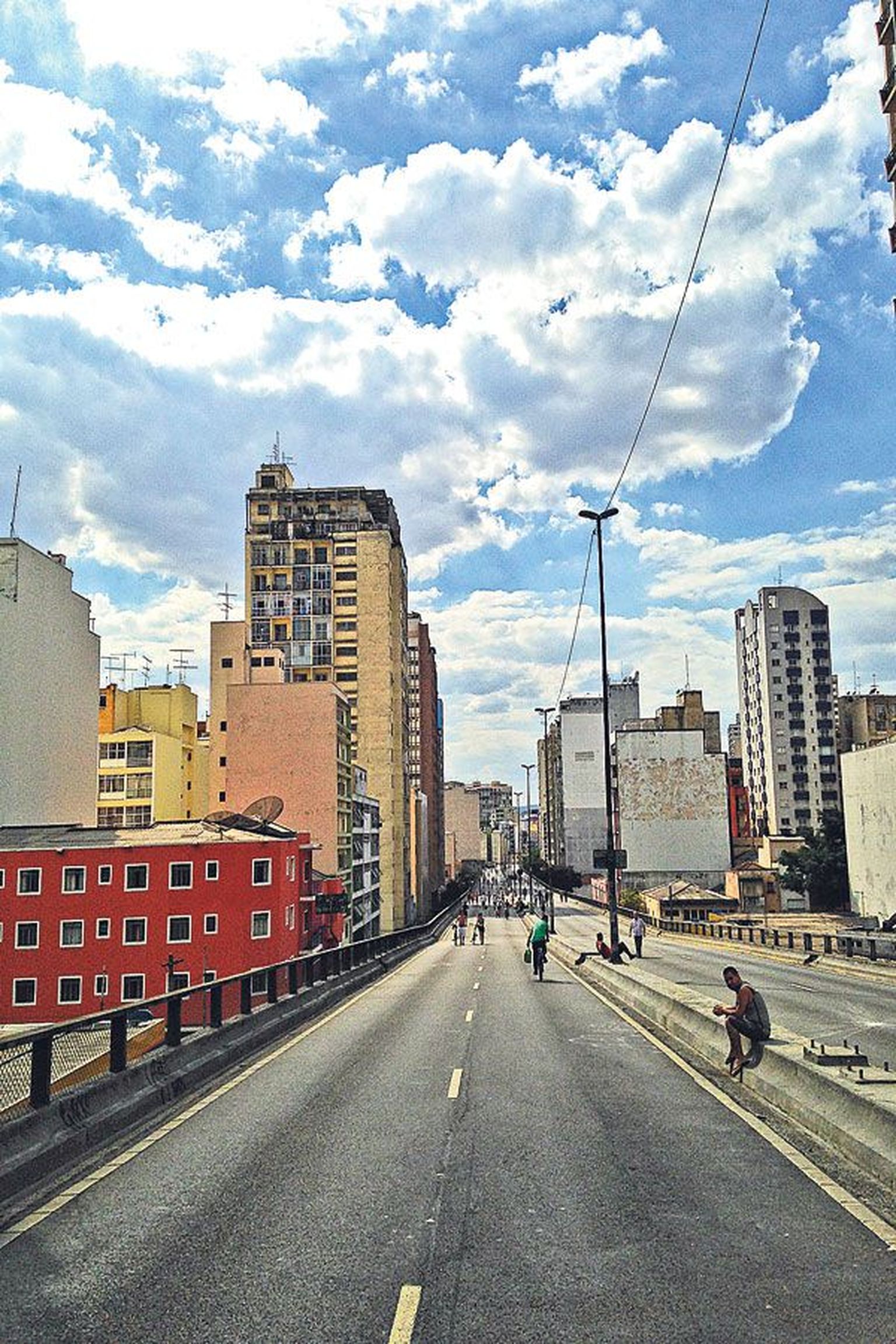 В Сан-Паулу безумное движение, однако по ночам и в воскресенье скоростная автомагистраль, пролегающая через центр города, отдана пешеходам.