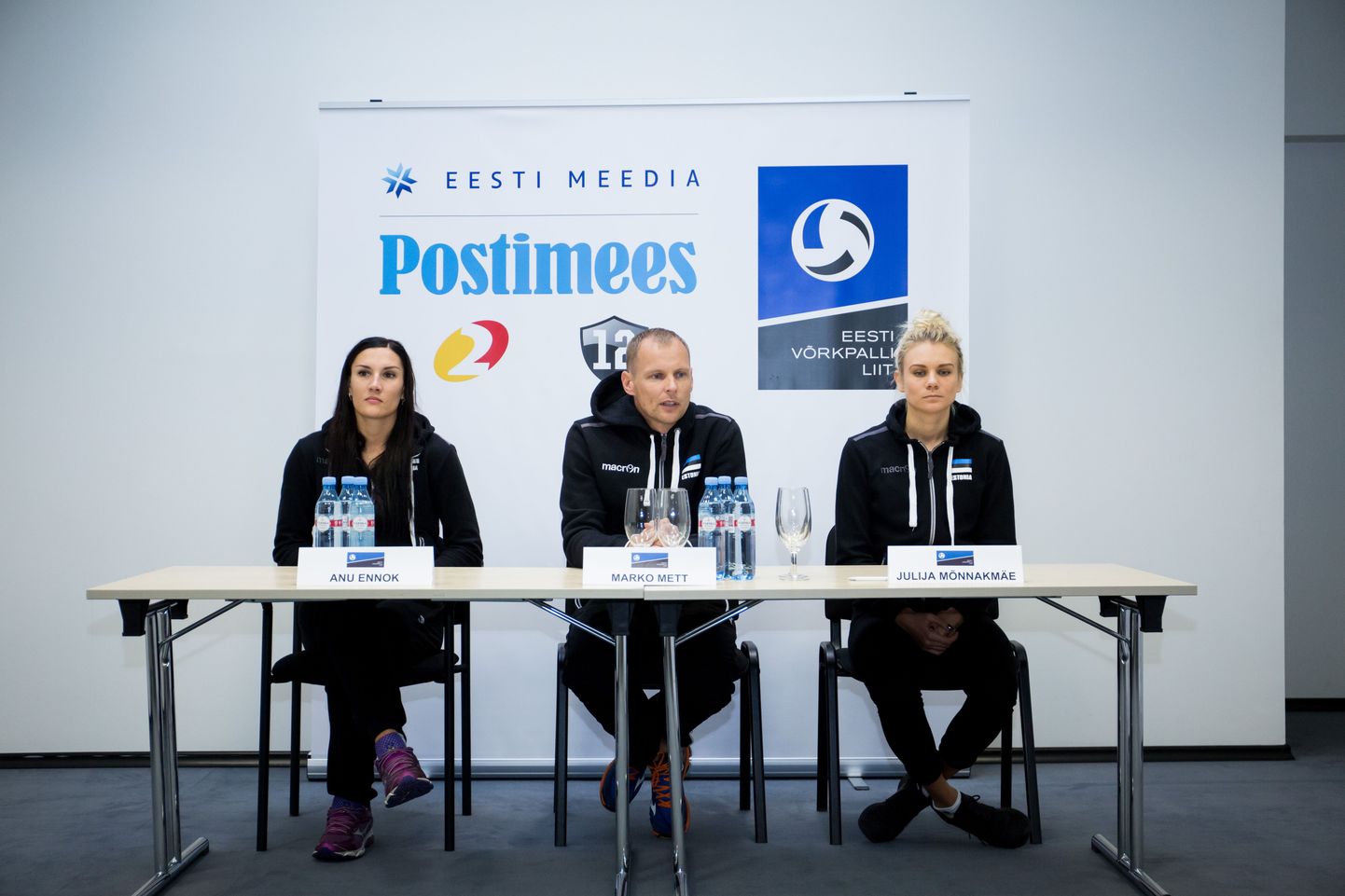 Eesti naiskonna peatreener Marko Mett keskel, mängijad Enu Ennok (vasakul) ja Julija Mõnnakmäe.