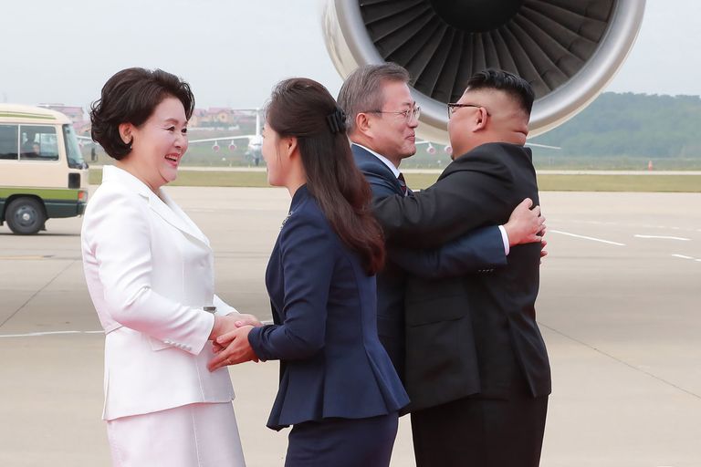 Kim Jong-un (paremal) ja Moon Jae-in ning nende naised Ri Sol-ju (paremal) ja Kim Jung-sook