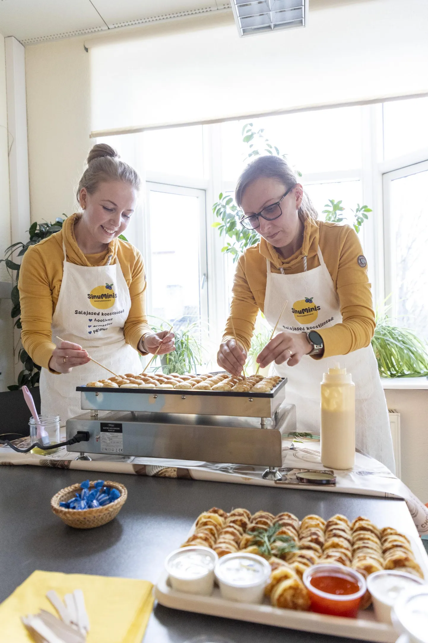 Töö nagu laevaköögis. Küpsetamise juures jutustada Kätlin Viigandil (vasakul) ja Maarja Toomvälil pikalt aega pole, sest pliidil valmivad minipannukad loetud minutitega.