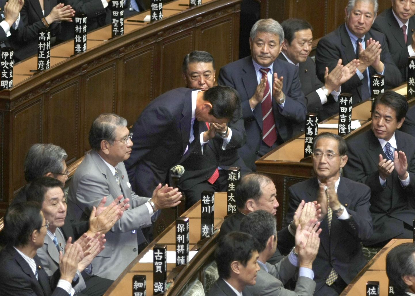 Taro Aso kummardab parlamendi alamkojale, kes valis ta täna Jaapani uueks peaministriks.