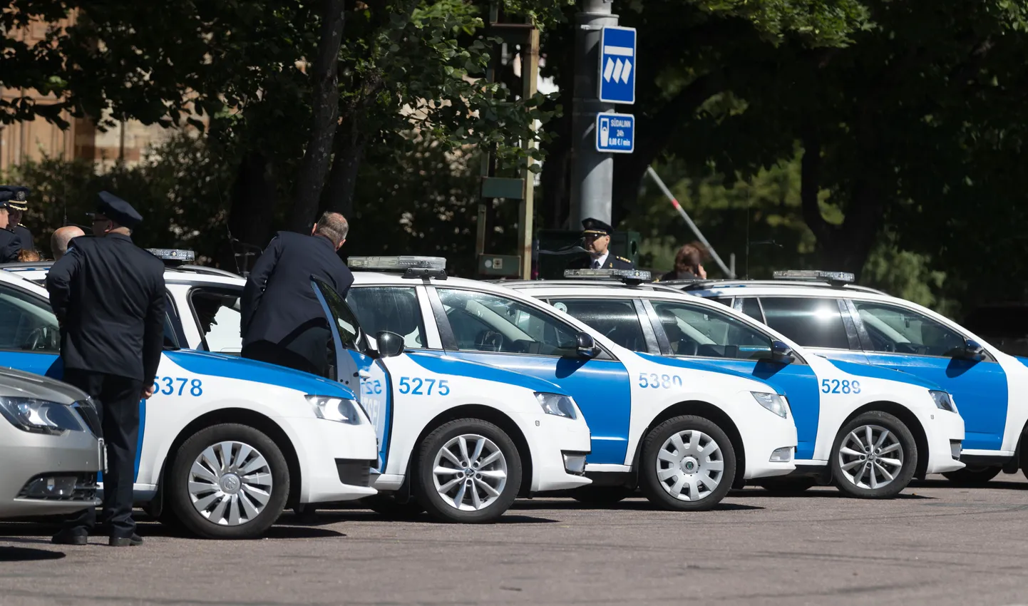 Politseiautod. Foto on illustreriv.