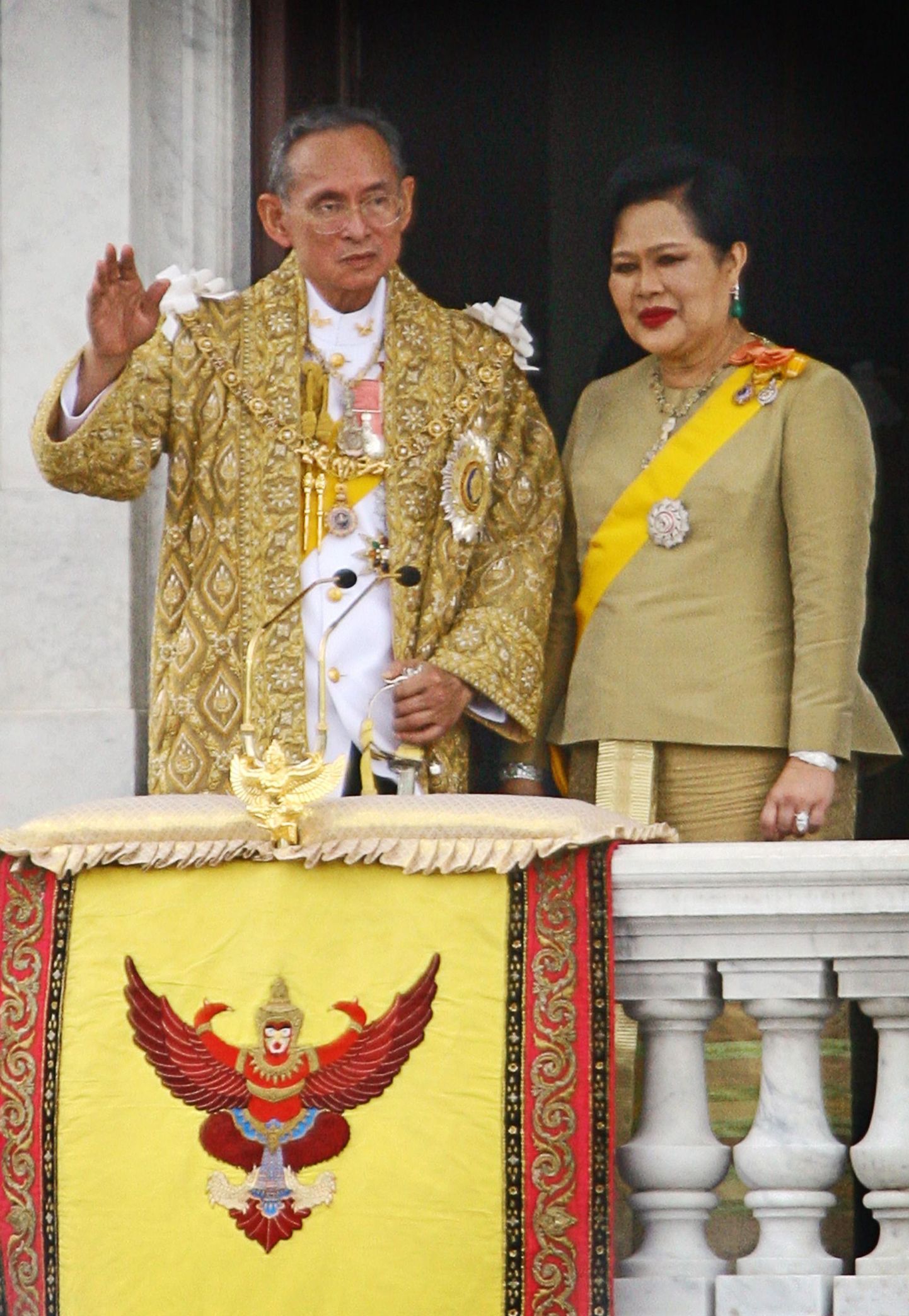 Tai kuningas Bhumibol Adulyadej koos kuninganna Sirikitiga