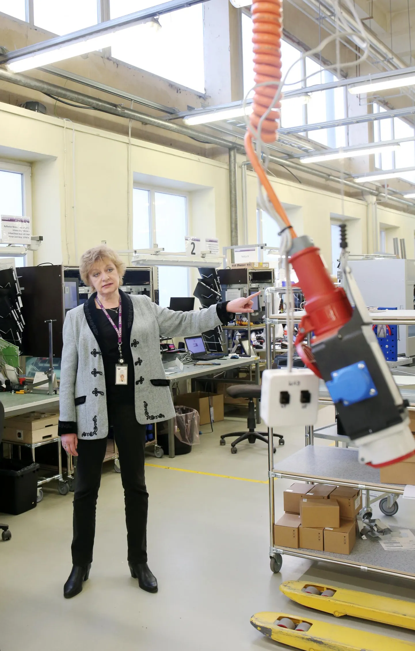 Tartus ja Narvas Hanza Mechanicsi metallitehaseid juhtiv Emöke Sogenbits leiab, et kõige tähtsam on töötajate suhtumine, kõik muu on õpitav, ja isegi tema filoloogina õppis ära, mis on masintöötlus ja mis plekipainutus. Tartu tehases jagas ta varmalt selgitusi, mis on mis.