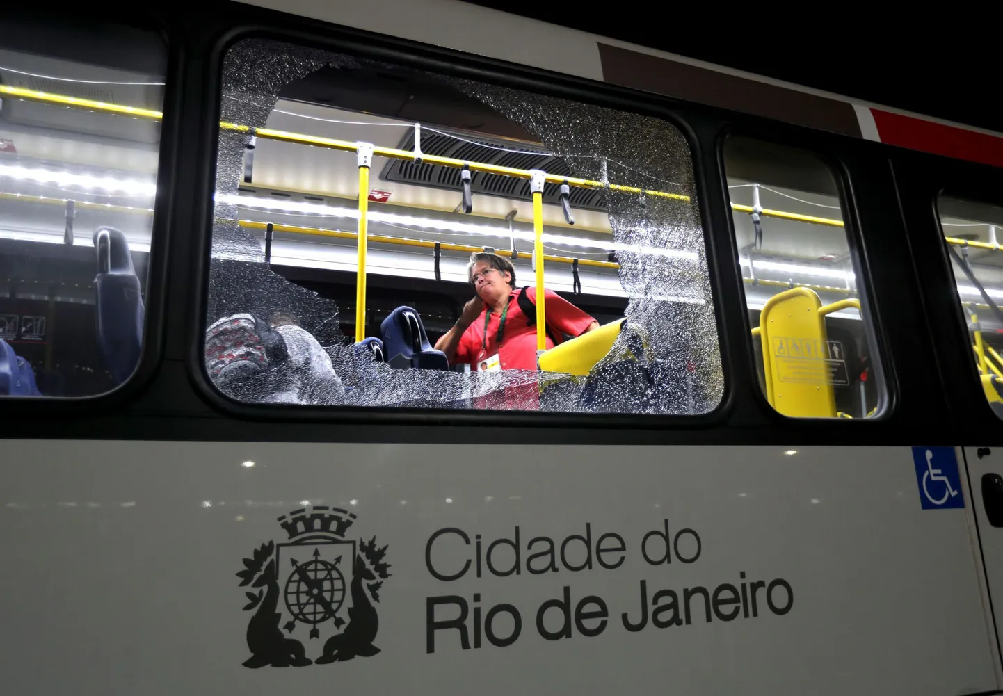 Ajakirjanik pärast kahjustusi bussis ringi vaatamas.