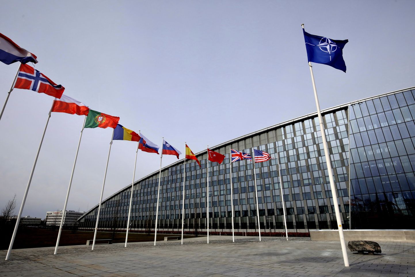 NATO liikmesriikide lipud organisatsiooni peakorteri ees Brüsselis.