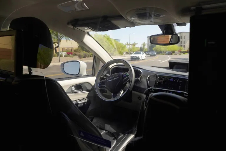 Waymo ilma juhita minibuss California teedel saab juba päris hästi hakkama, kuid 2022.  aastal siiski raporteeriti politsei poolt 22 juhtu, kui Waymo isejuhtivad autod rikkusid liikluseeskirju.