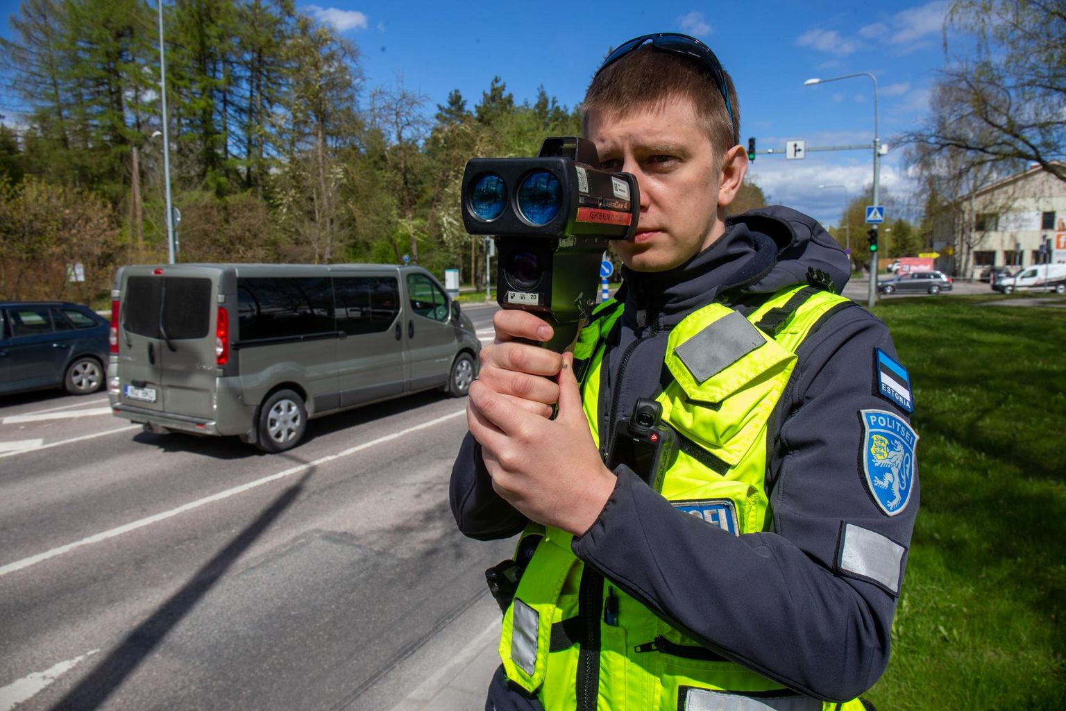 Tartu politsejaoskonna patrulltalituse välijuht Sander Kullamaa mõõtis eile pärastlõunal Riia tänaval kiirust. Viimastel päevadel on politseinikud tabanud Tartumaal neli kihutajat, kelle masina kiirus ületas 150 kilomeetrit tunnis.